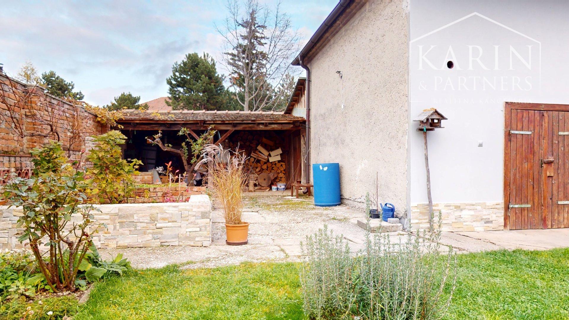 ZREKONŠTRUOVANÝ A ZARIADENÝ RODINNÝ DOM V KRÁĽOVEJ