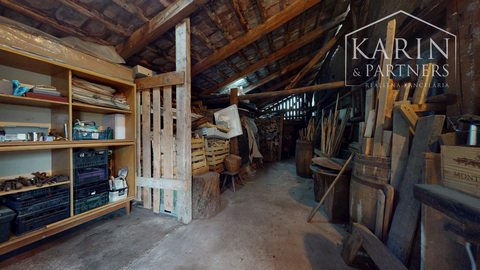 ZREKONŠTRUOVANÝ A ZARIADENÝ RODINNÝ DOM V KRÁĽOVEJ