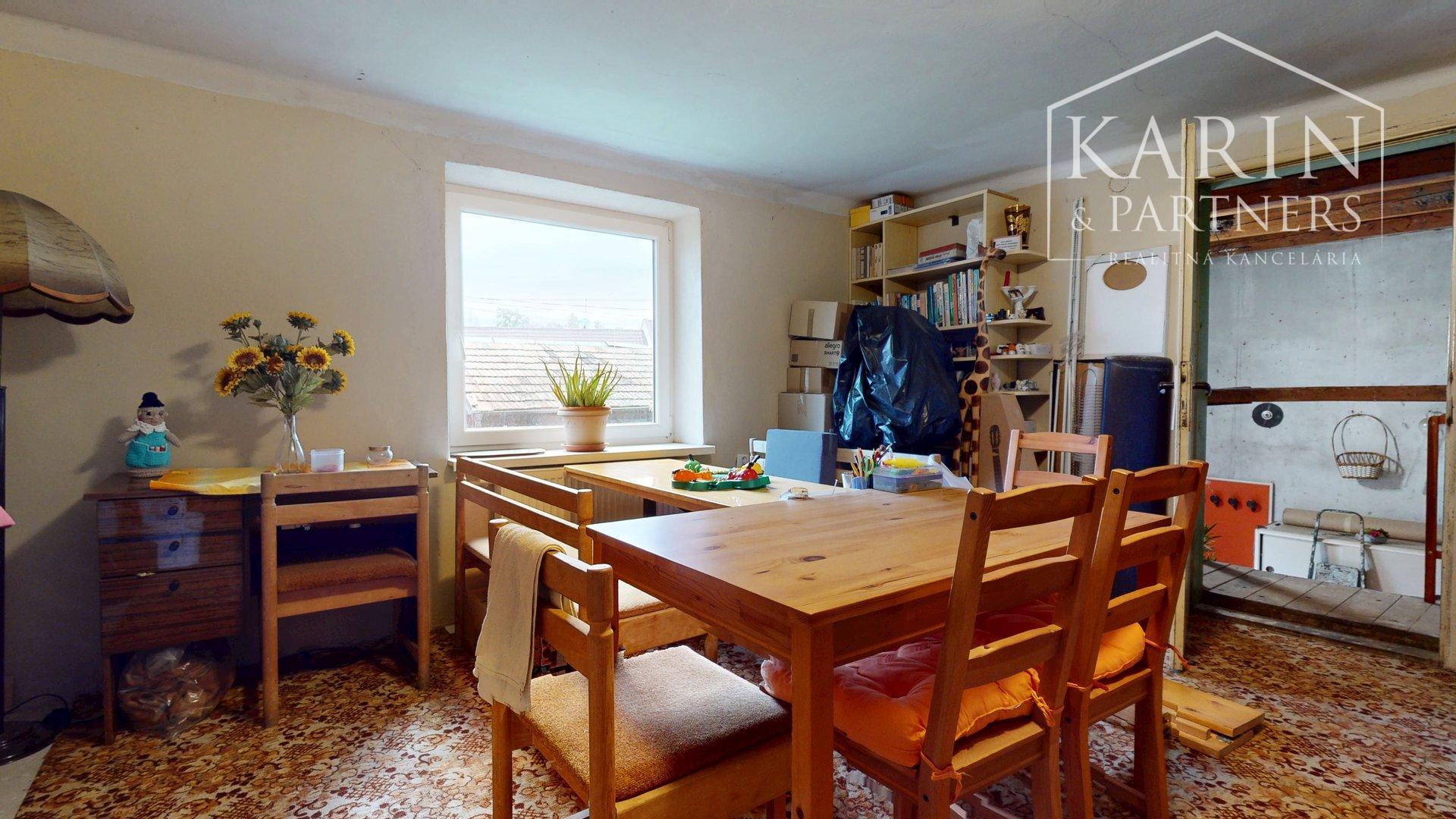 ZREKONŠTRUOVANÝ A ZARIADENÝ RODINNÝ DOM V KRÁĽOVEJ