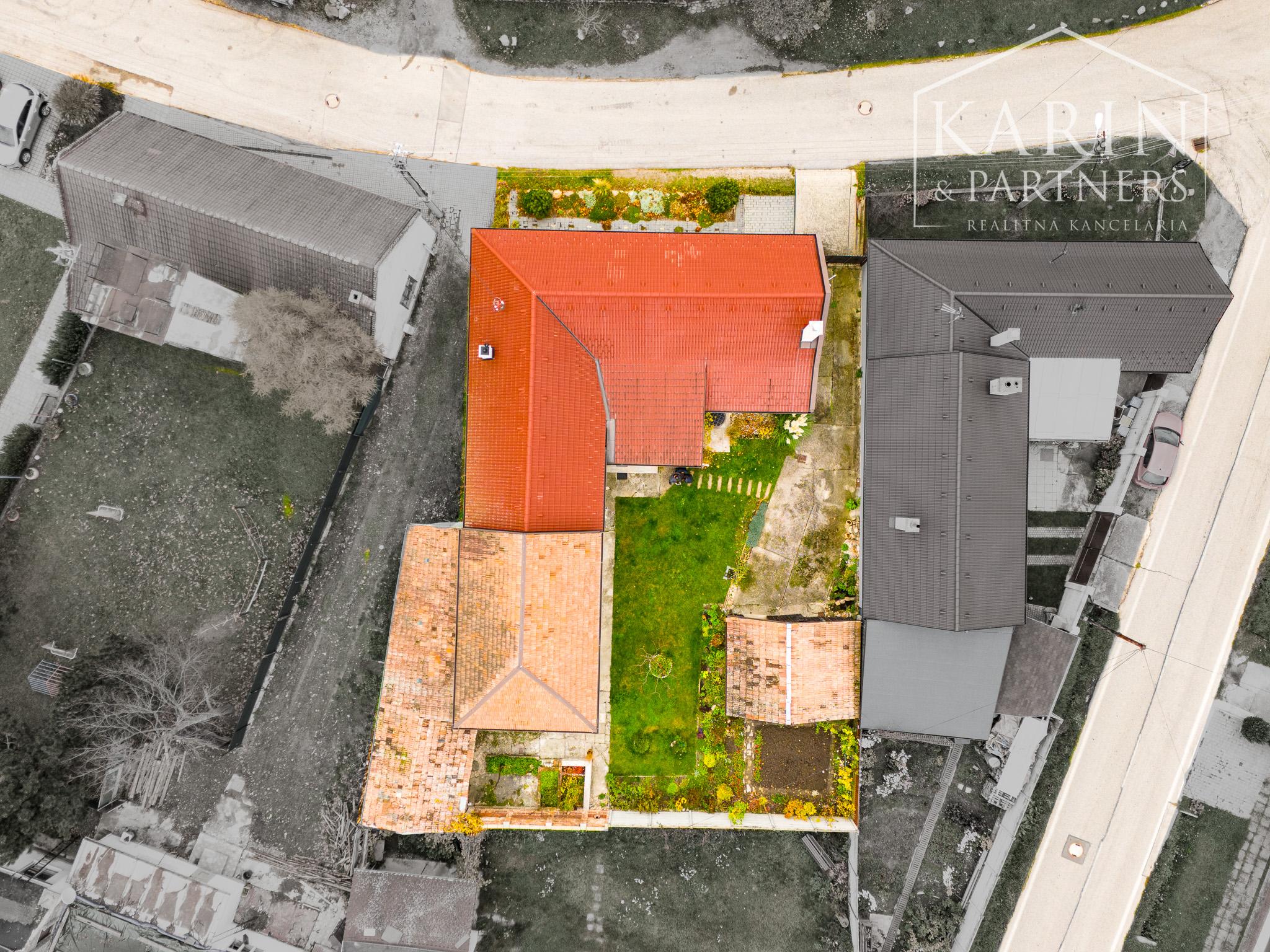 ZREKONŠTRUOVANÝ A ZARIADENÝ RODINNÝ DOM V KRÁĽOVEJ