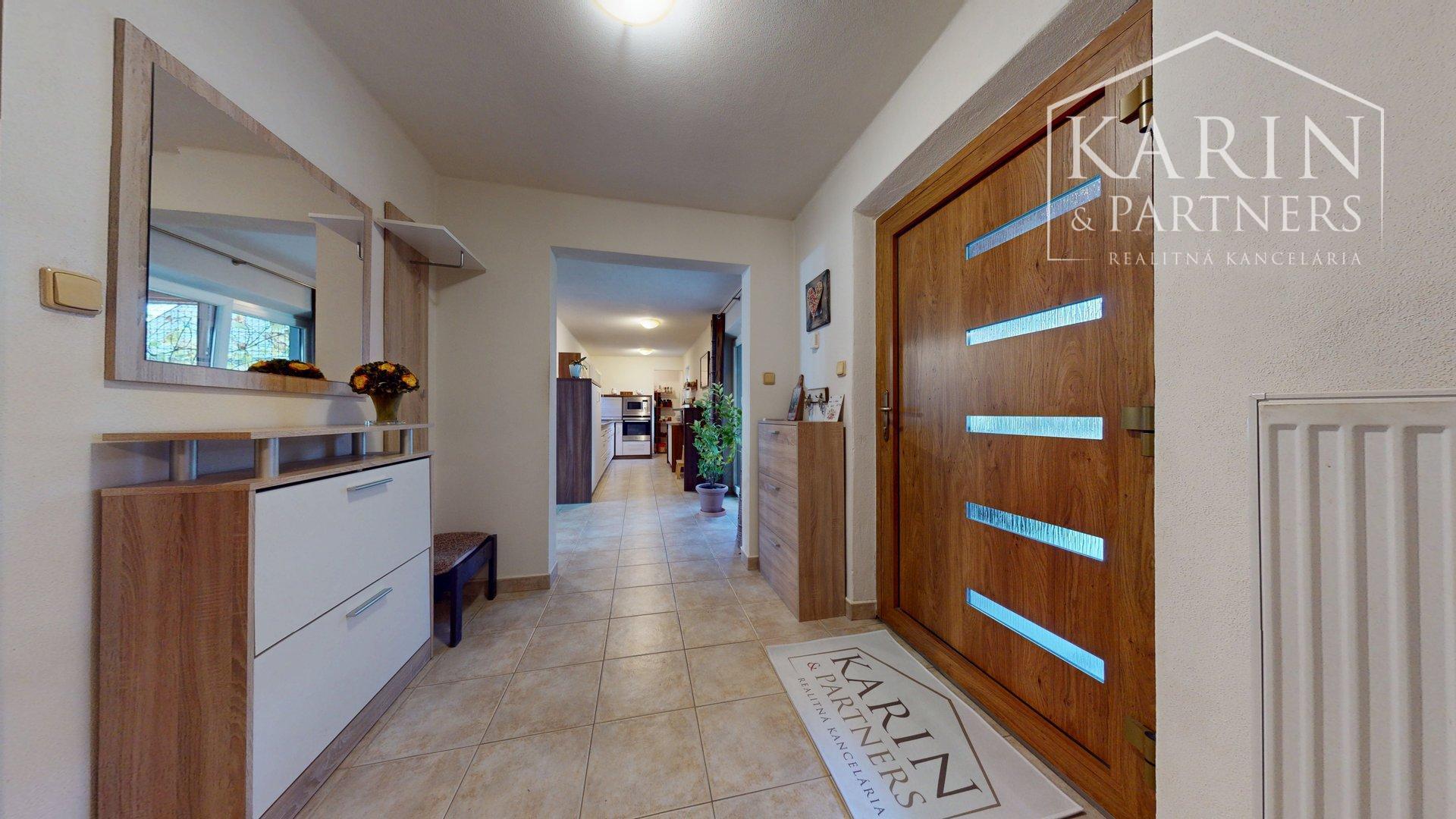 ZREKONŠTRUOVANÝ A ZARIADENÝ RODINNÝ DOM V KRÁĽOVEJ