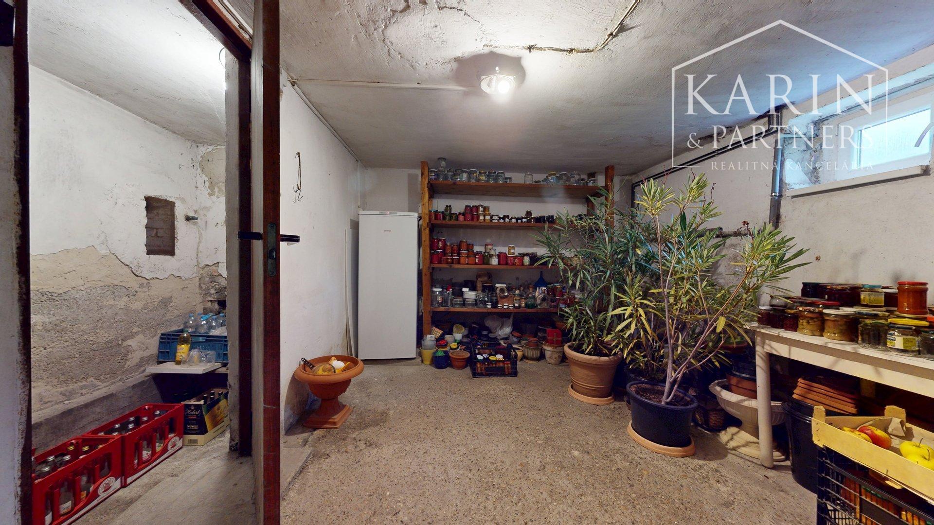 ZREKONŠTRUOVANÝ A ZARIADENÝ RODINNÝ DOM V KRÁĽOVEJ