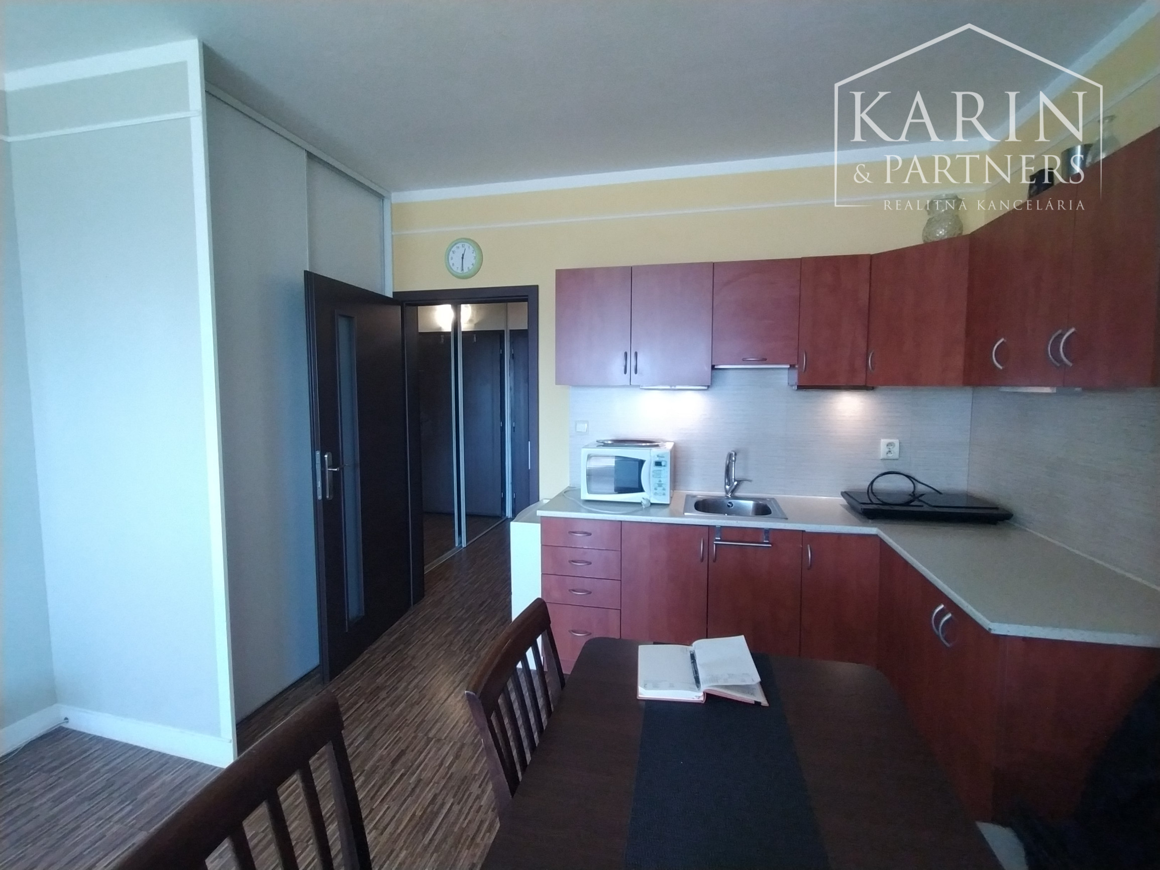 Garsónka! 38,44 m2 s loggiou a pivničnou kobkou, ul. Jána Jonáša, Devínska Nová Ves, BA IV.