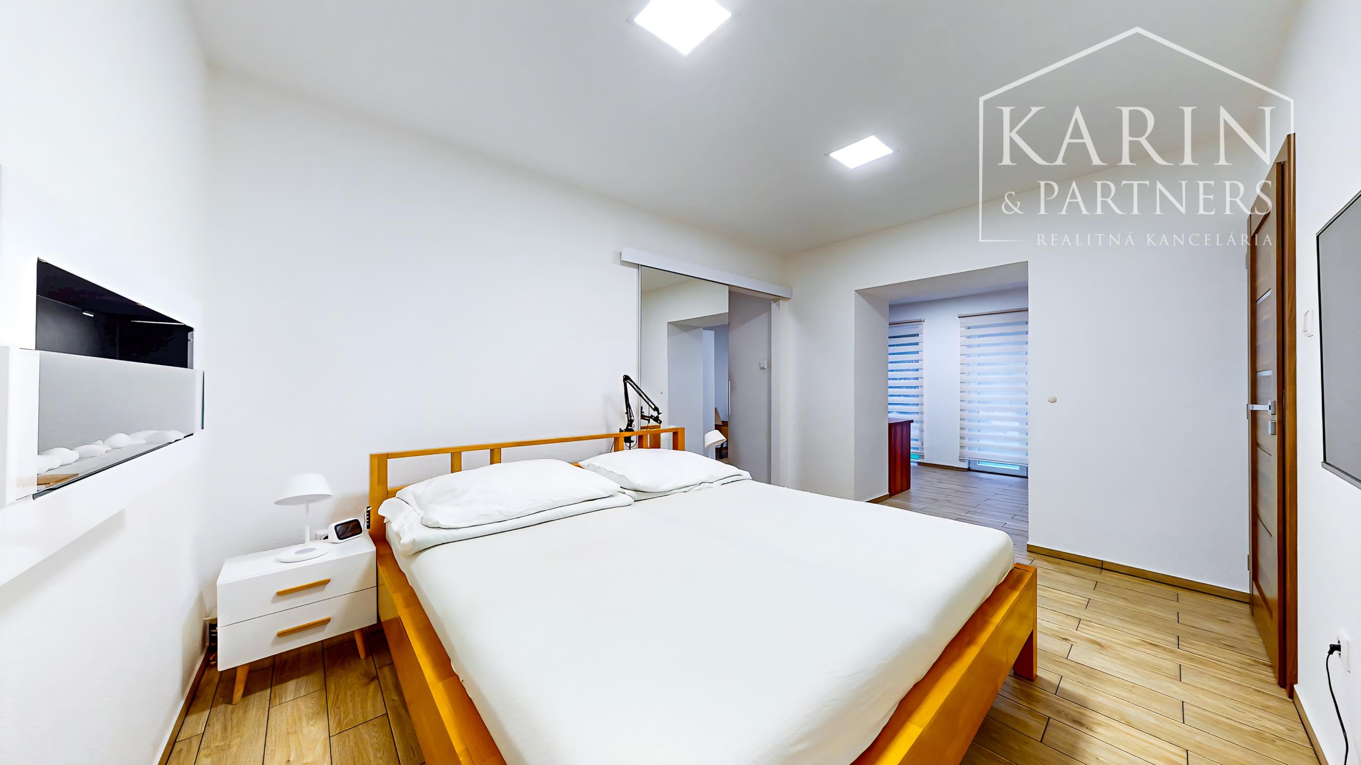 EXKLUZÍVNY, KOMPLETNE ZREKONŠTRUOVANÝ DOM S BAZÉNOM A LETNOU KUCHYŇOU