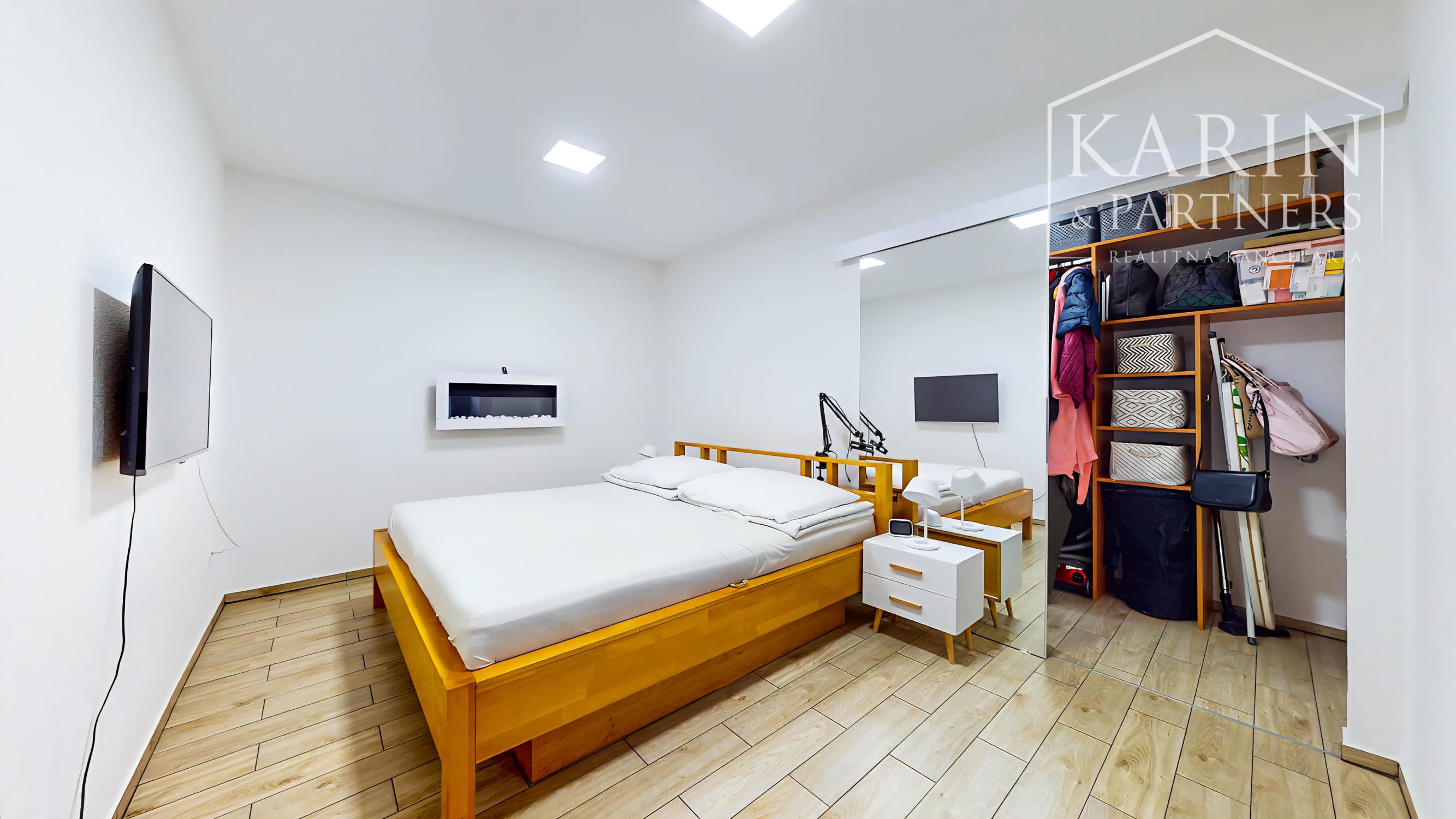 EXKLUZÍVNY, KOMPLETNE ZREKONŠTRUOVANÝ DOM S BAZÉNOM A LETNOU KUCHYŇOU