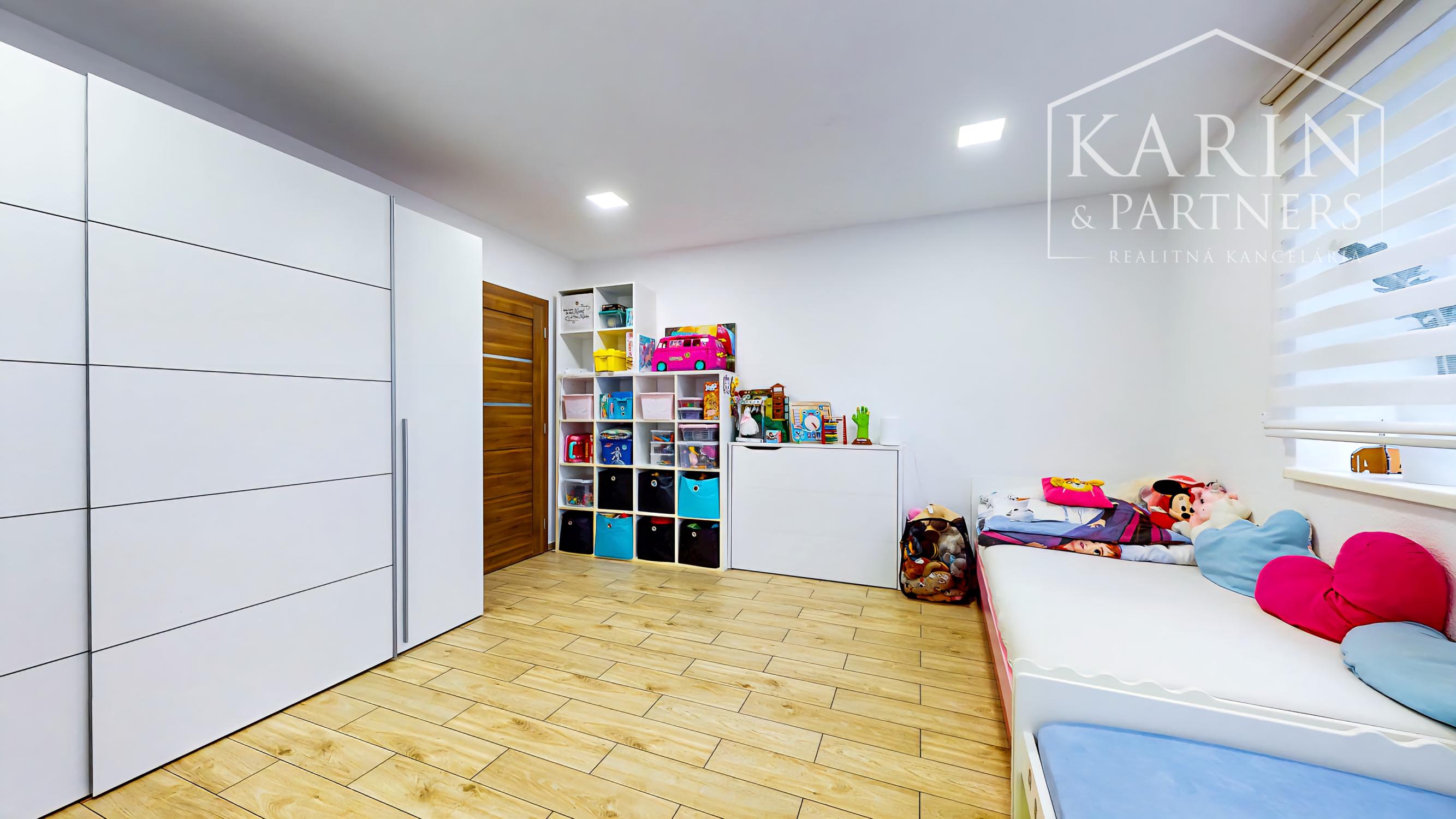 EXKLUZÍVNY, KOMPLETNE ZREKONŠTRUOVANÝ DOM S BAZÉNOM A LETNOU KUCHYŇOU