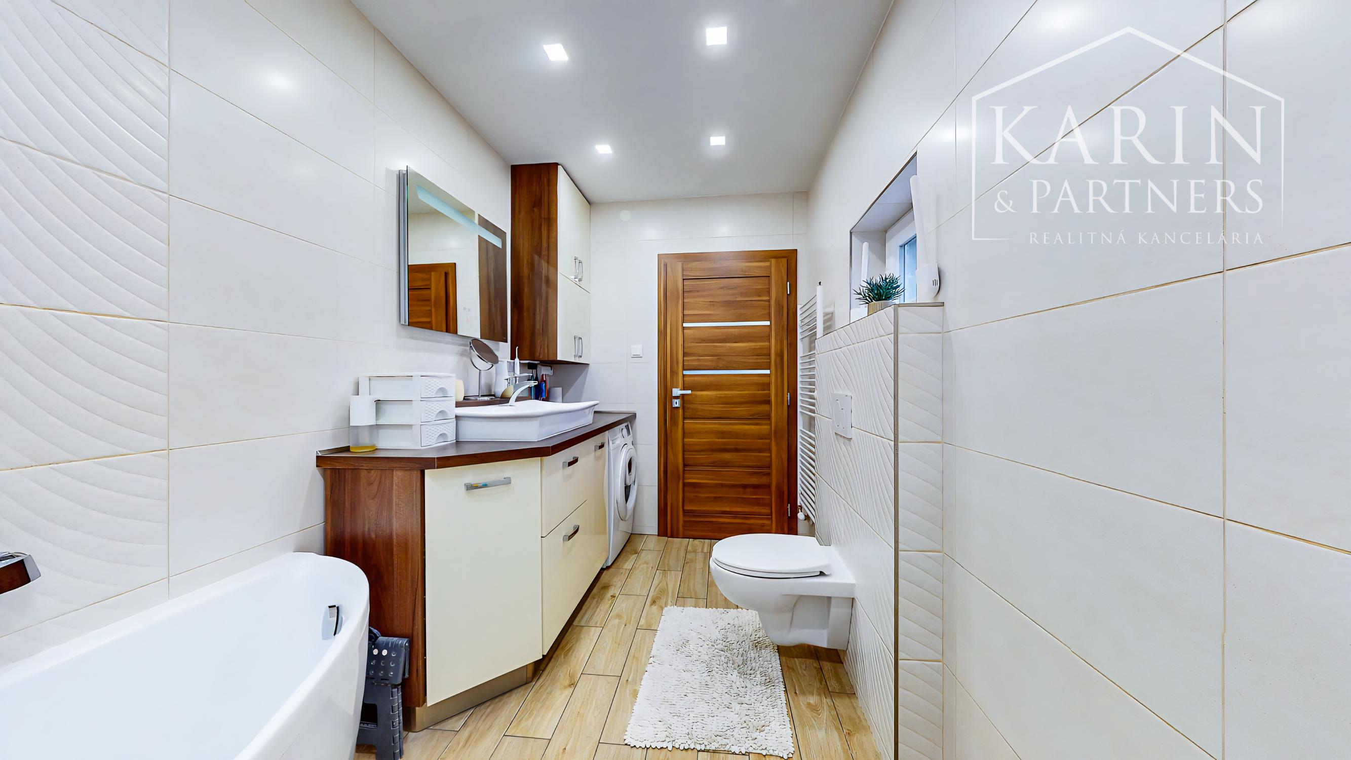 EXKLUZÍVNY, KOMPLETNE ZREKONŠTRUOVANÝ DOM S BAZÉNOM A LETNOU KUCHYŇOU