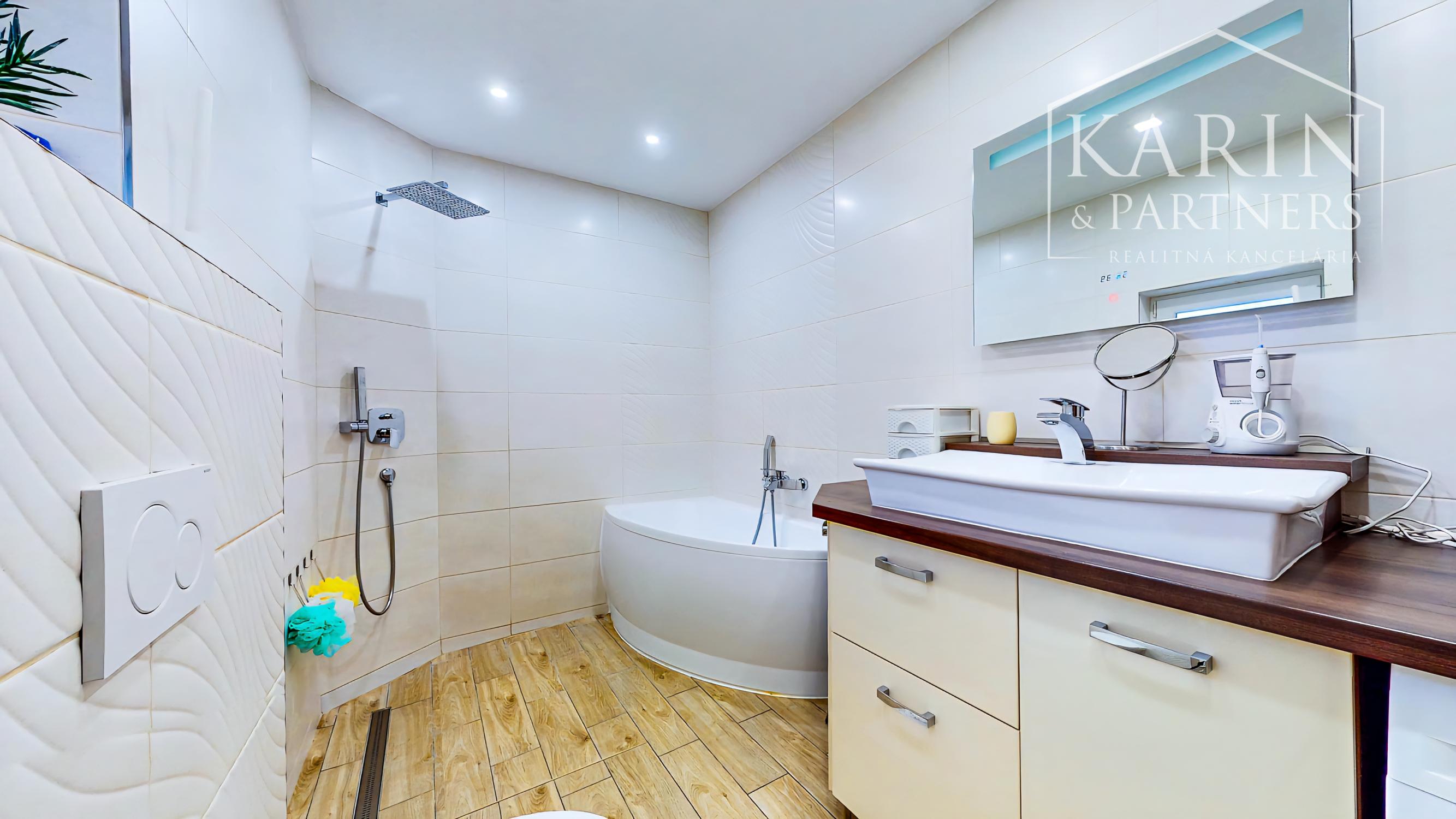 EXKLUZÍVNY, KOMPLETNE ZREKONŠTRUOVANÝ DOM S BAZÉNOM A LETNOU KUCHYŇOU