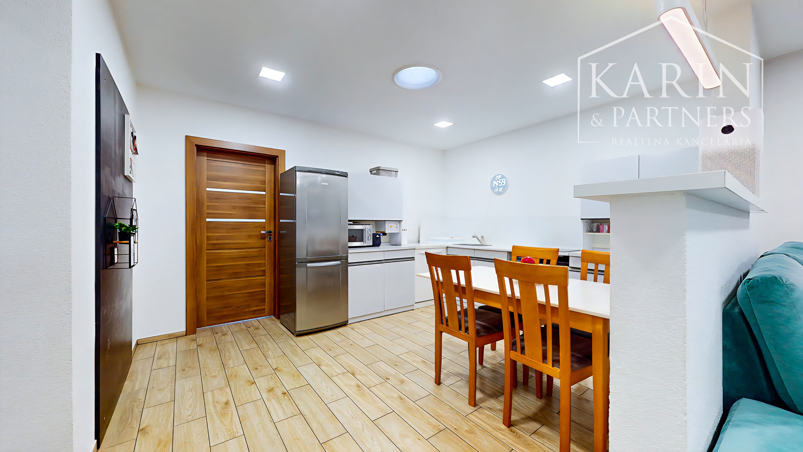 EXKLUZÍVNY, KOMPLETNE ZREKONŠTRUOVANÝ DOM S BAZÉNOM A LETNOU KUCHYŇOU