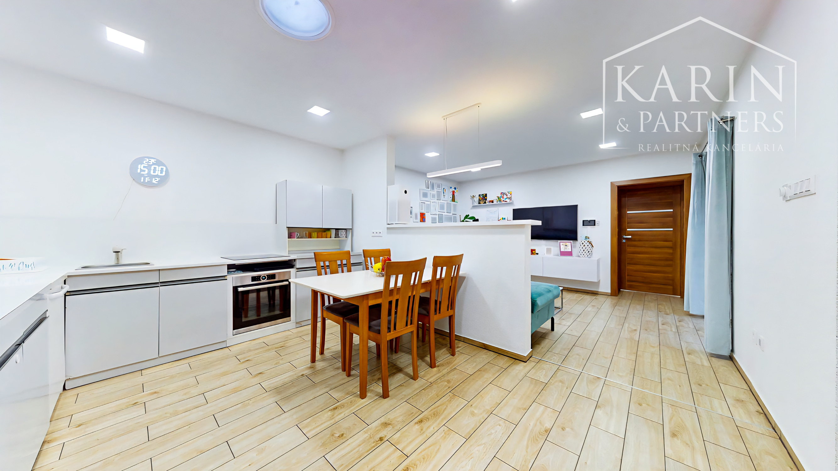 EXKLUZÍVNY, KOMPLETNE ZREKONŠTRUOVANÝ DOM S BAZÉNOM A LETNOU KUCHYŇOU