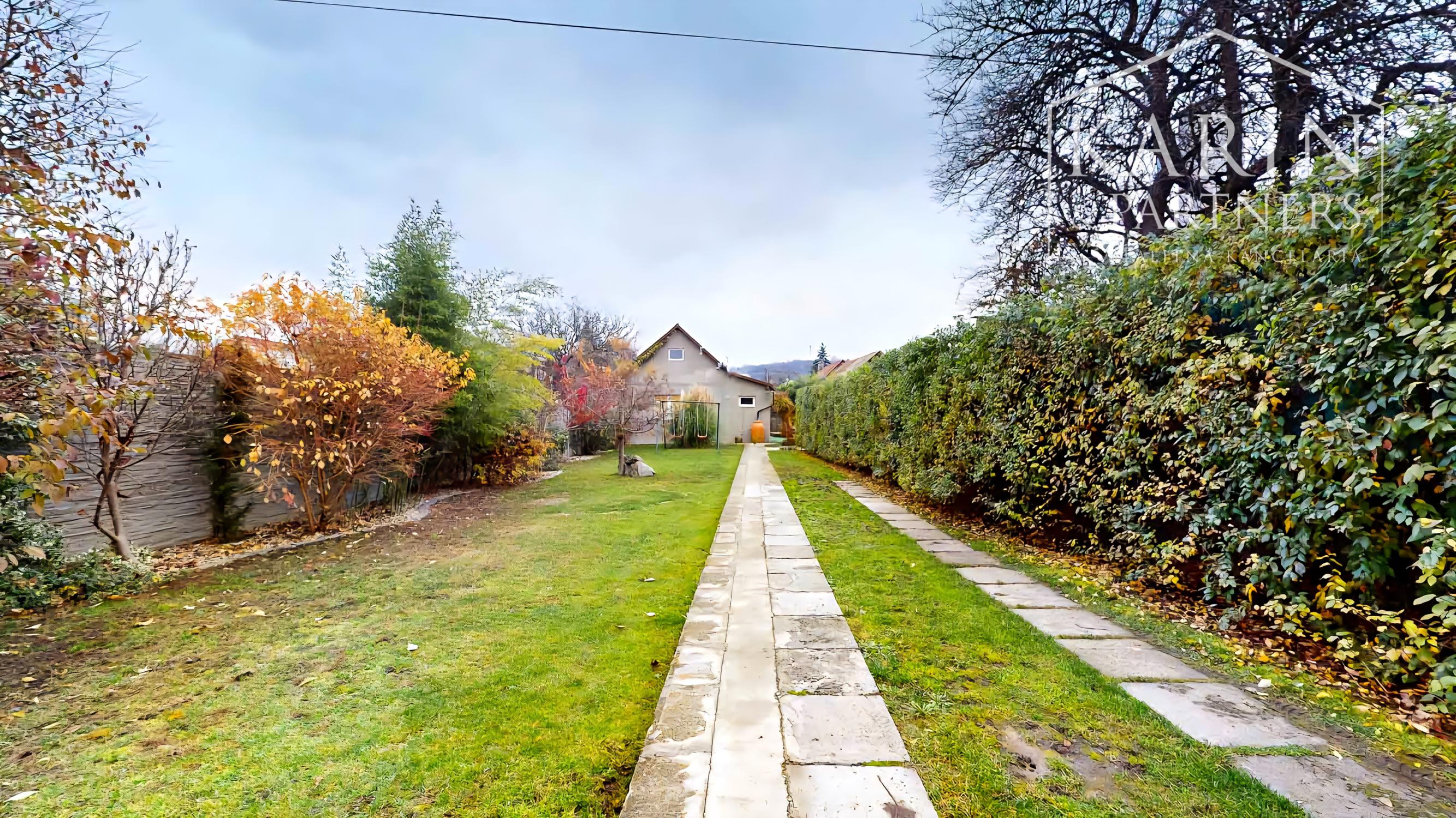 EXKLUZÍVNY, KOMPLETNE ZREKONŠTRUOVANÝ DOM S BAZÉNOM A LETNOU KUCHYŇOU