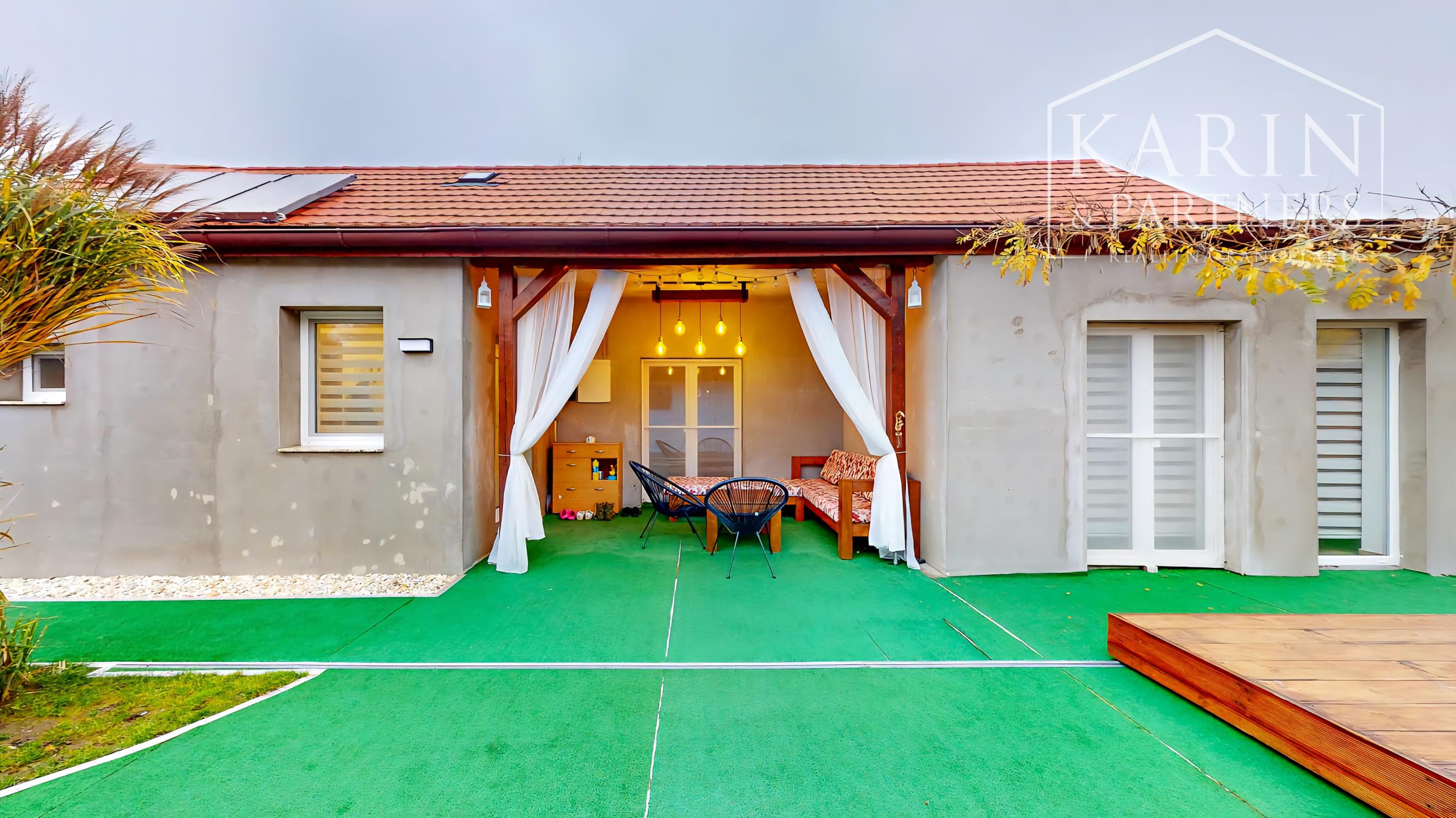 EXKLUZÍVNY, KOMPLETNE ZREKONŠTRUOVANÝ DOM S BAZÉNOM A LETNOU KUCHYŇOU