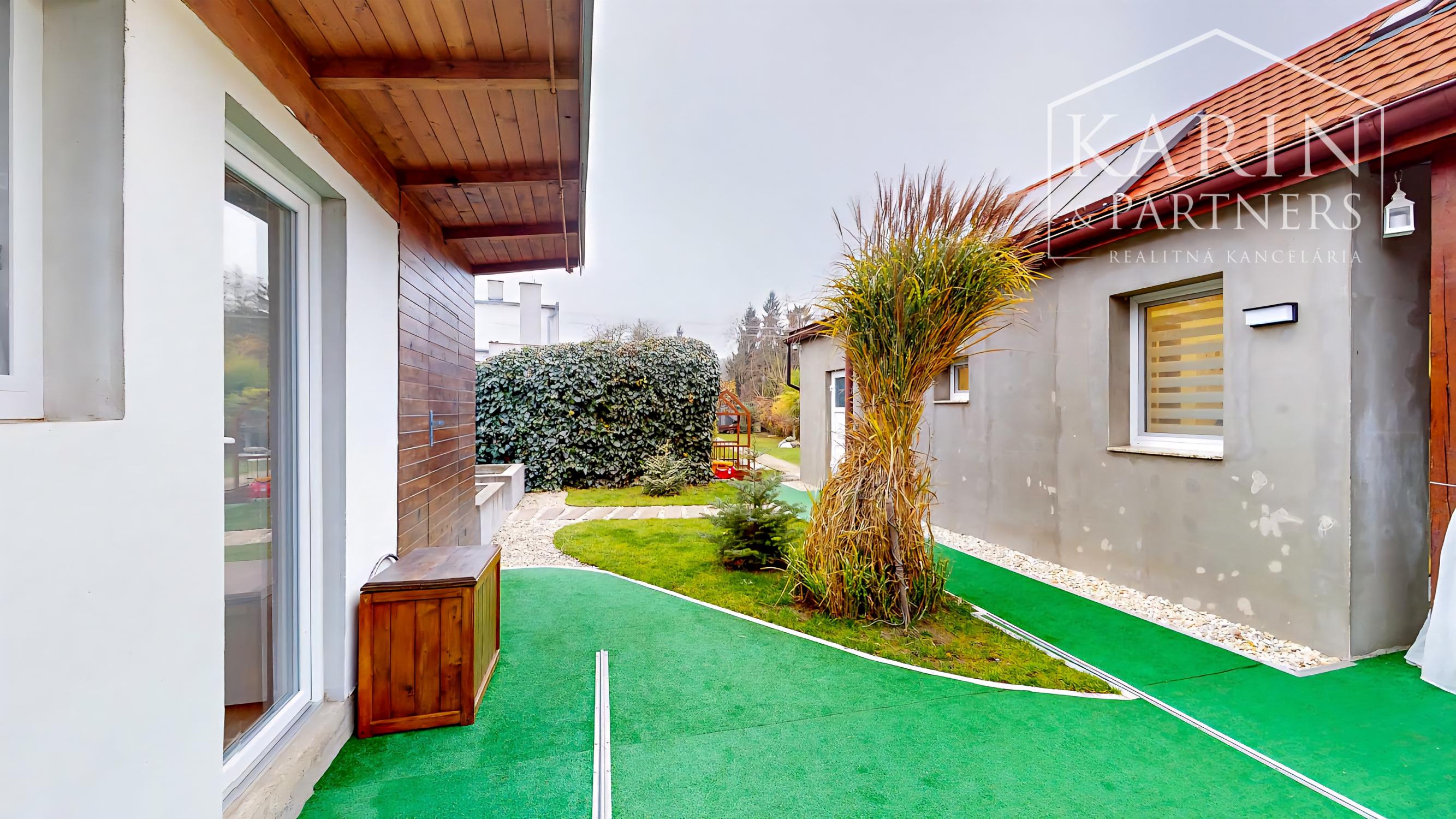 EXKLUZÍVNY, KOMPLETNE ZREKONŠTRUOVANÝ DOM S BAZÉNOM A LETNOU KUCHYŇOU