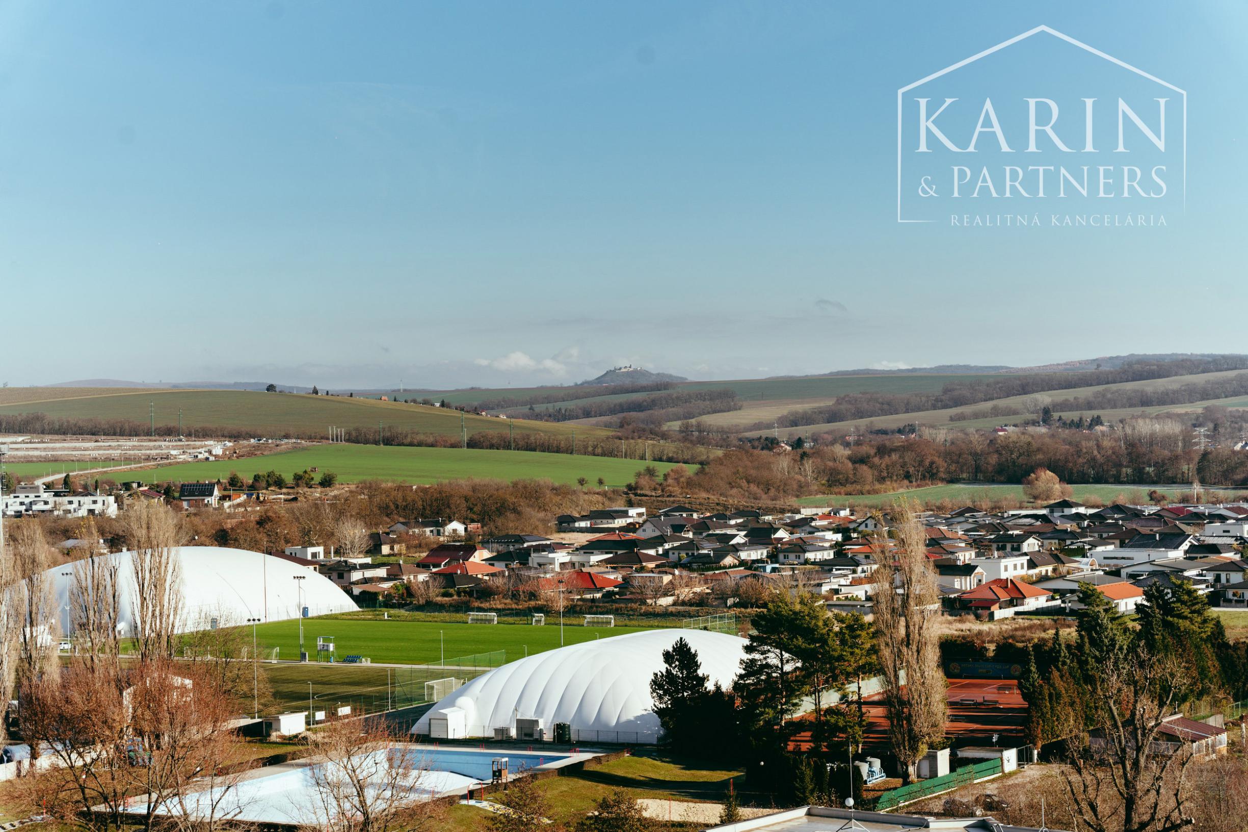 3i byt s dvoma balkónmi v blízkosti centra mesta Senica