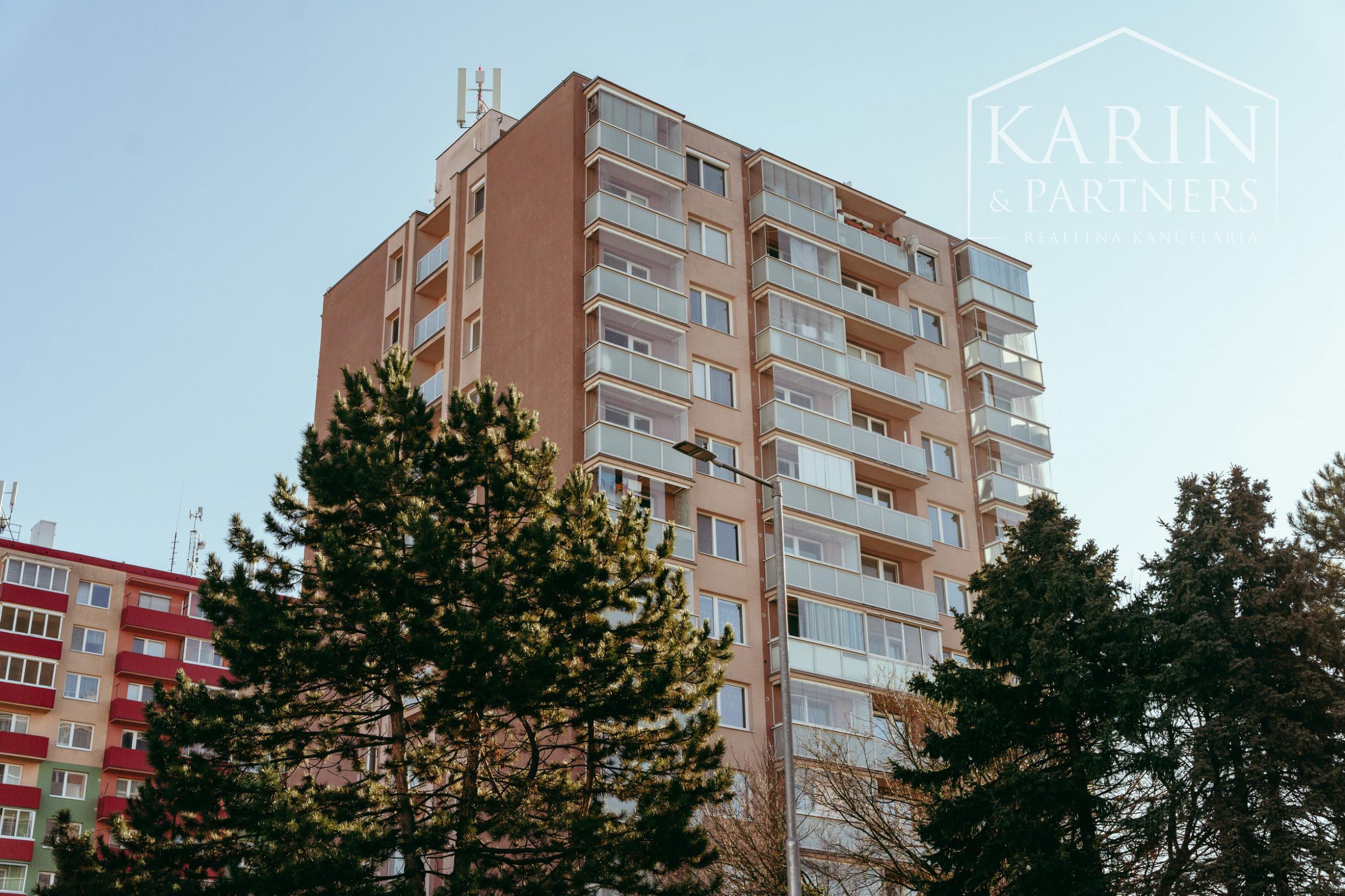 3i byt s dvoma balkónmi v blízkosti centra mesta Senica