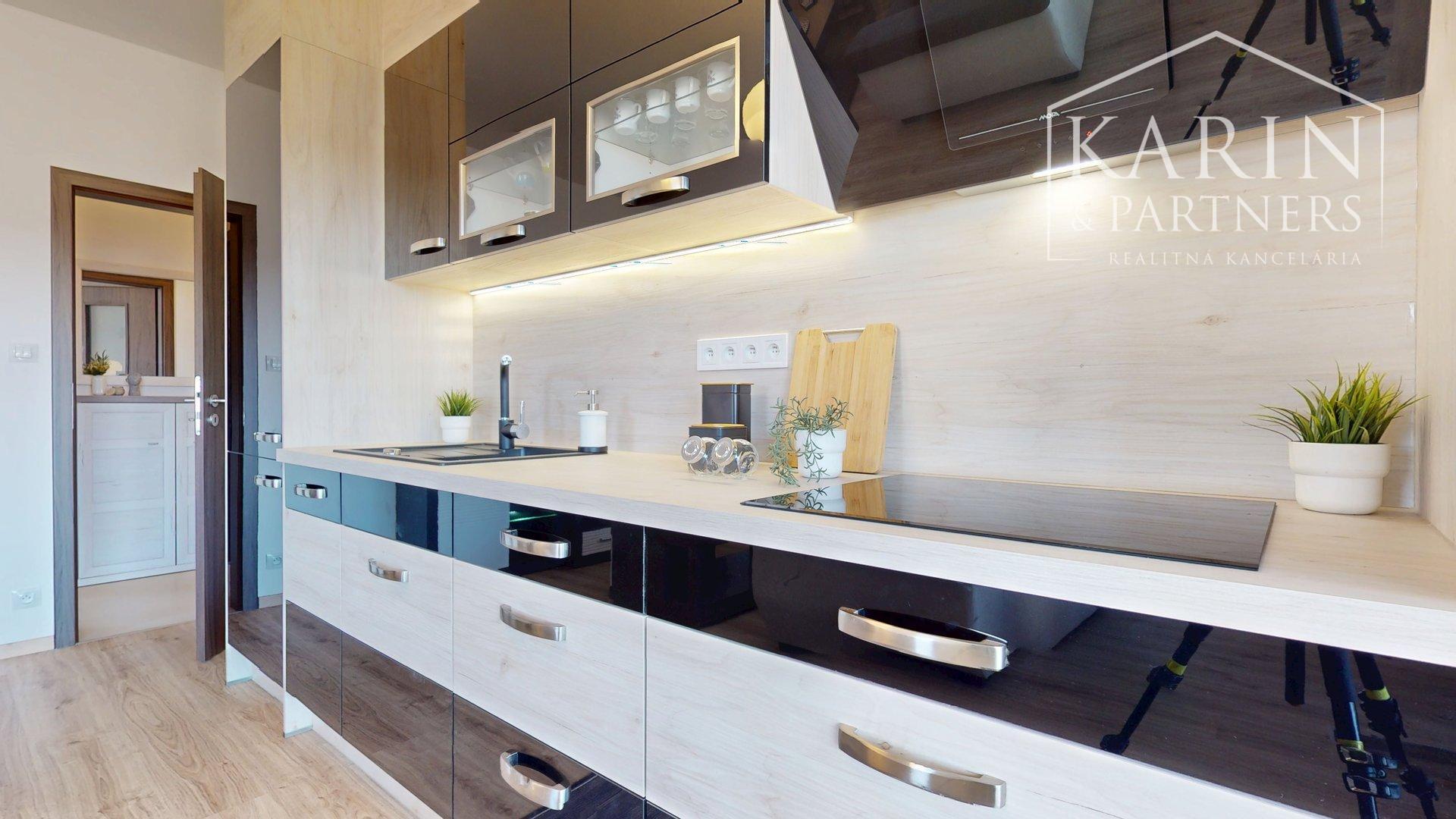 KOMPLETNE VKUSNE A KVALITNE ZARIADENÝ 2I BYT S LODŽIOU A GARÁŽOVÝM STOJISKOM