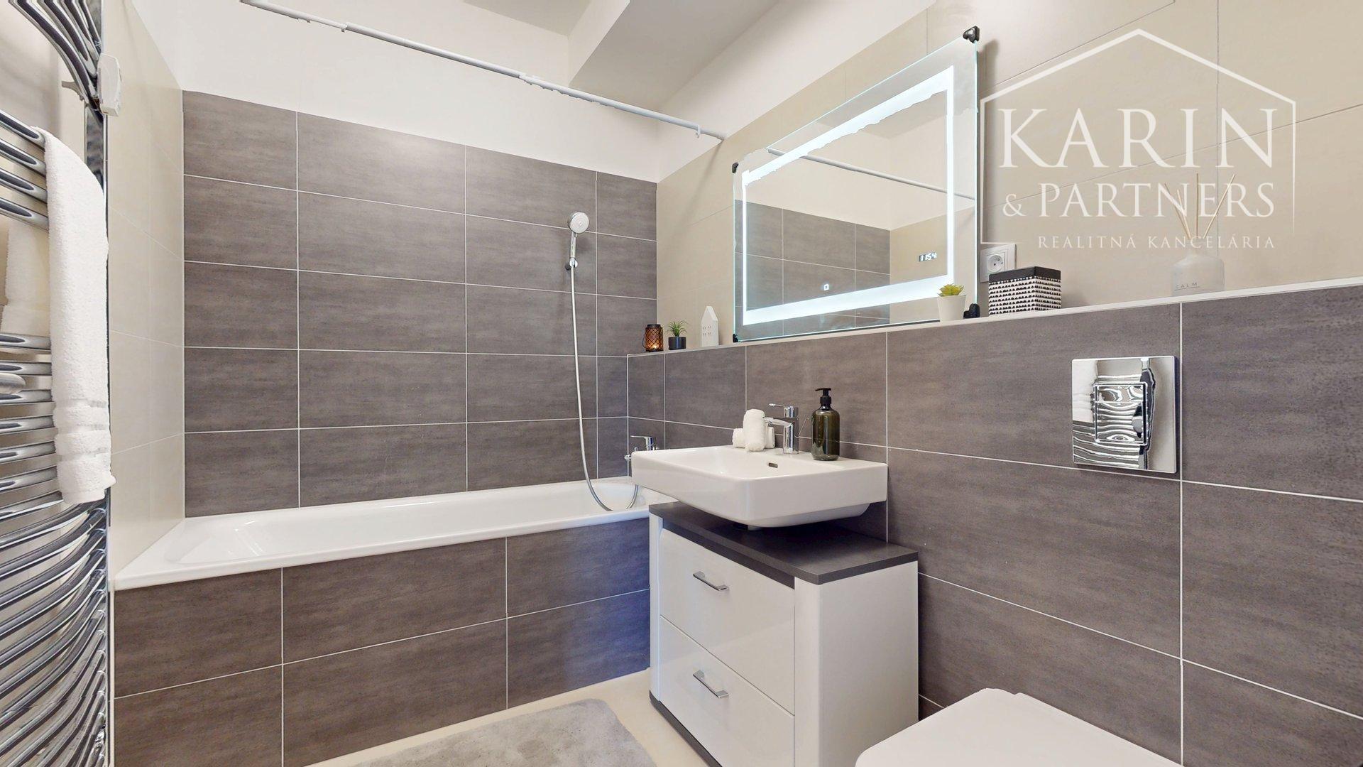 KOMPLETNE VKUSNE A KVALITNE ZARIADENÝ 2I BYT S LODŽIOU A GARÁŽOVÝM STOJISKOM