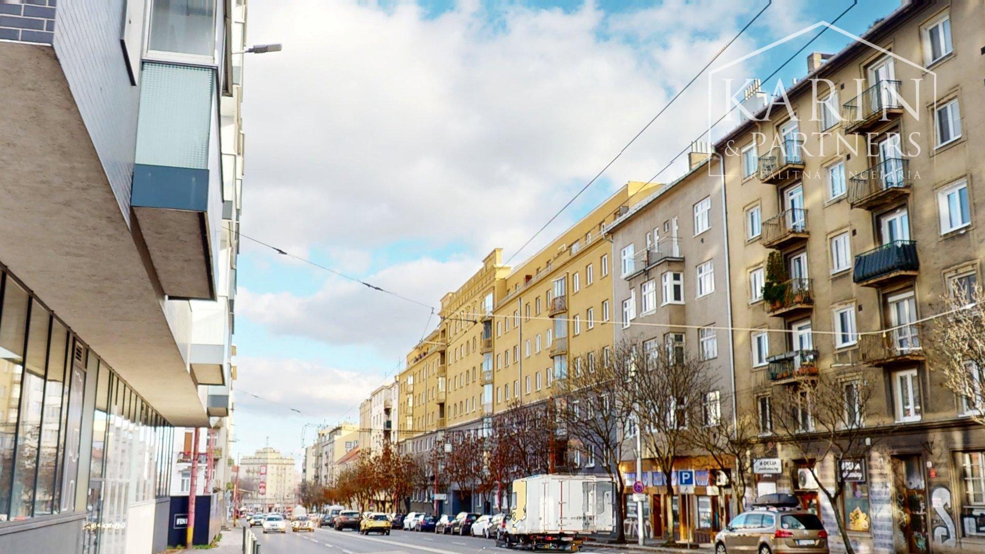 KOMPLETNE VKUSNE A KVALITNE ZARIADENÝ 2I BYT S LODŽIOU A GARÁŽOVÝM STOJISKOM