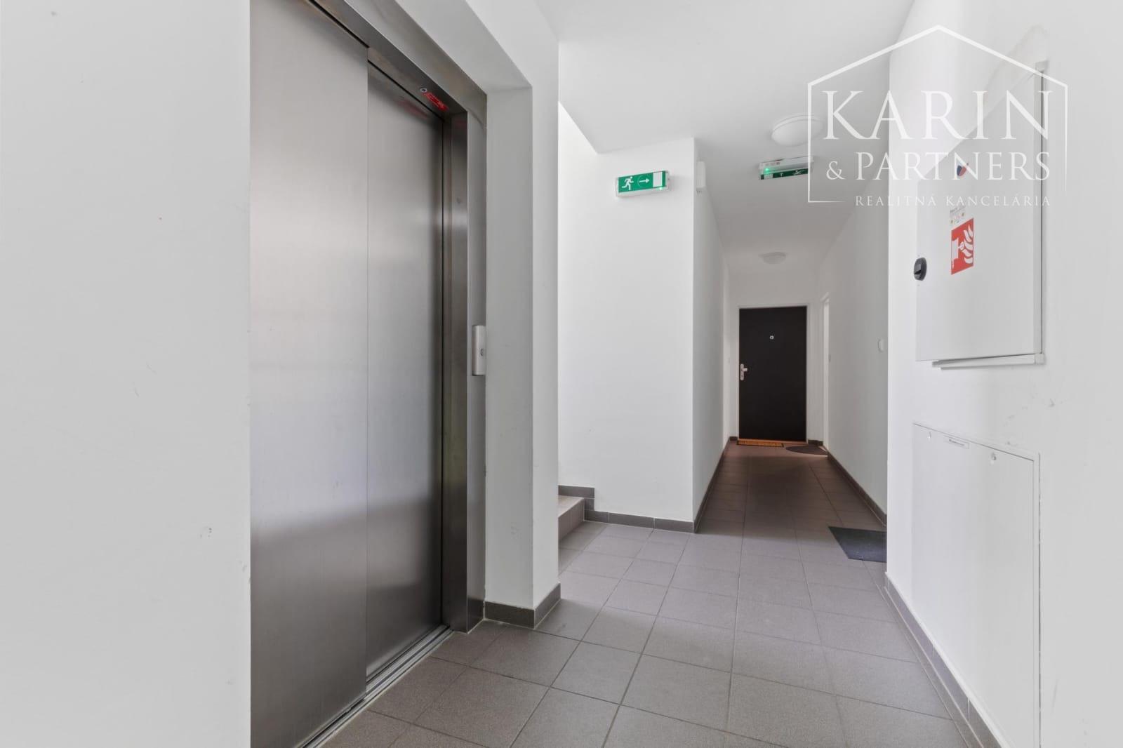 1-IZBOVÝ BYT S PRIESTRANNÝM BALKÓNOM | KLIMATIZACIA | PARKING | RAČA - RUSTAVELIHO