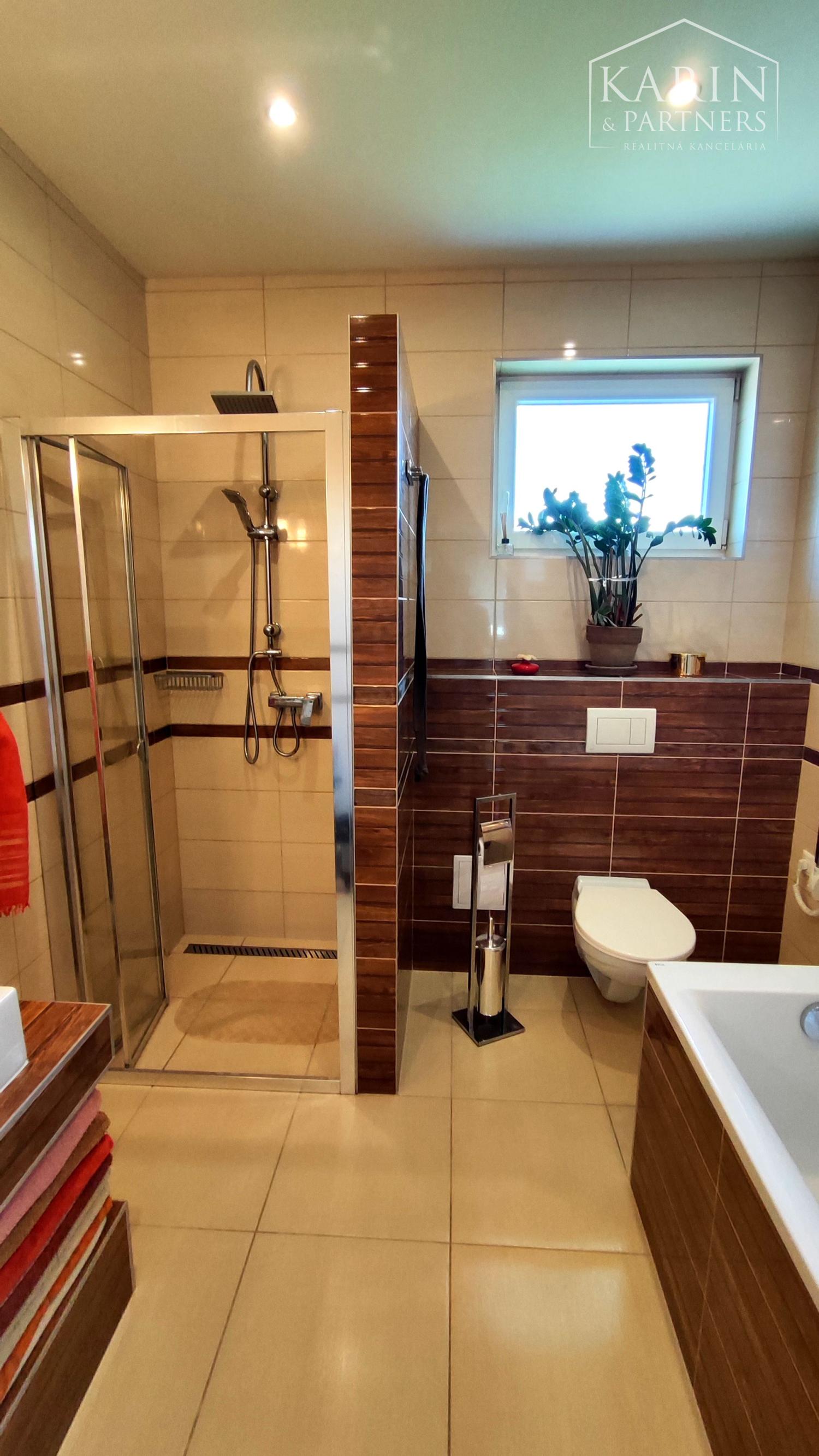 Na predaj novostavba rodinného domu s krásnym udržiavaným pozemkom, v súkromnou areáli, Dvory nad Žitavou