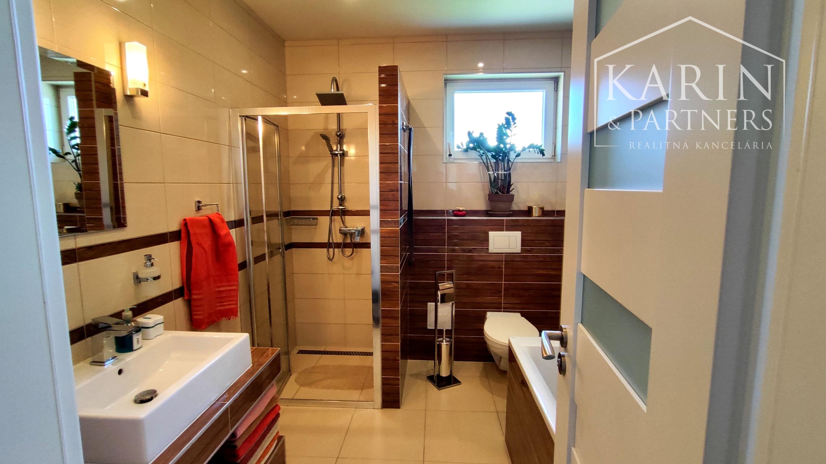 Na predaj novostavba rodinného domu s krásnym udržiavaným pozemkom, v súkromnou areáli, Dvory nad Žitavou