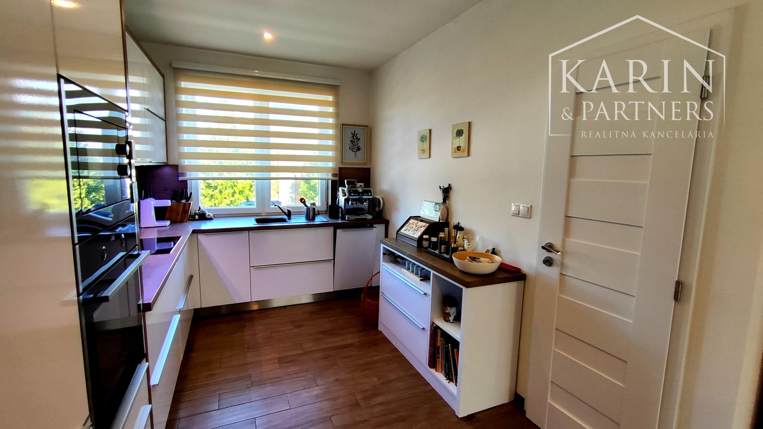 Na predaj novostavba rodinného domu s krásnym udržiavaným pozemkom, v súkromnou areáli, Dvory nad Žitavou