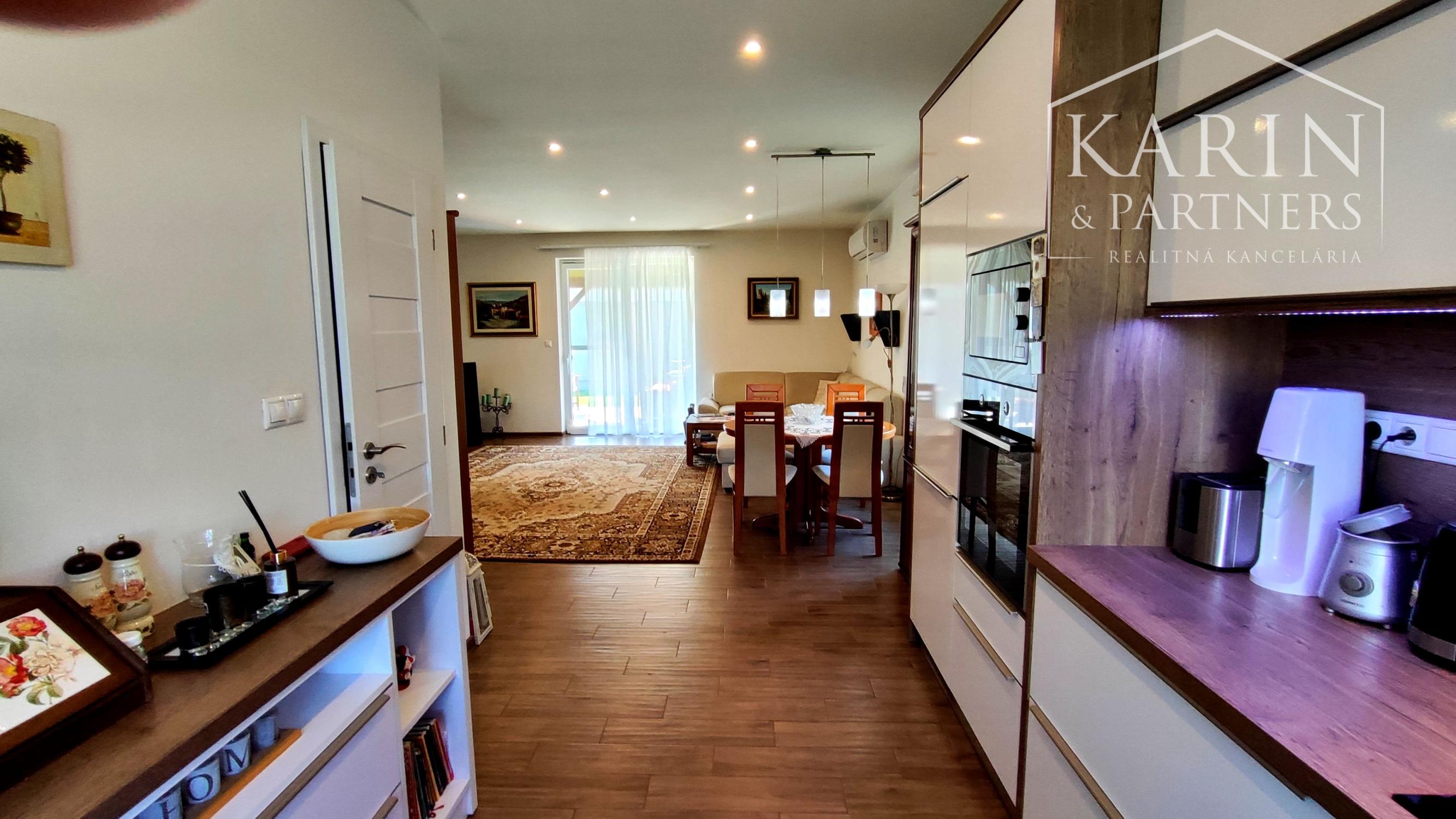 Na predaj novostavba rodinného domu s krásnym udržiavaným pozemkom, v súkromnou areáli, Dvory nad Žitavou