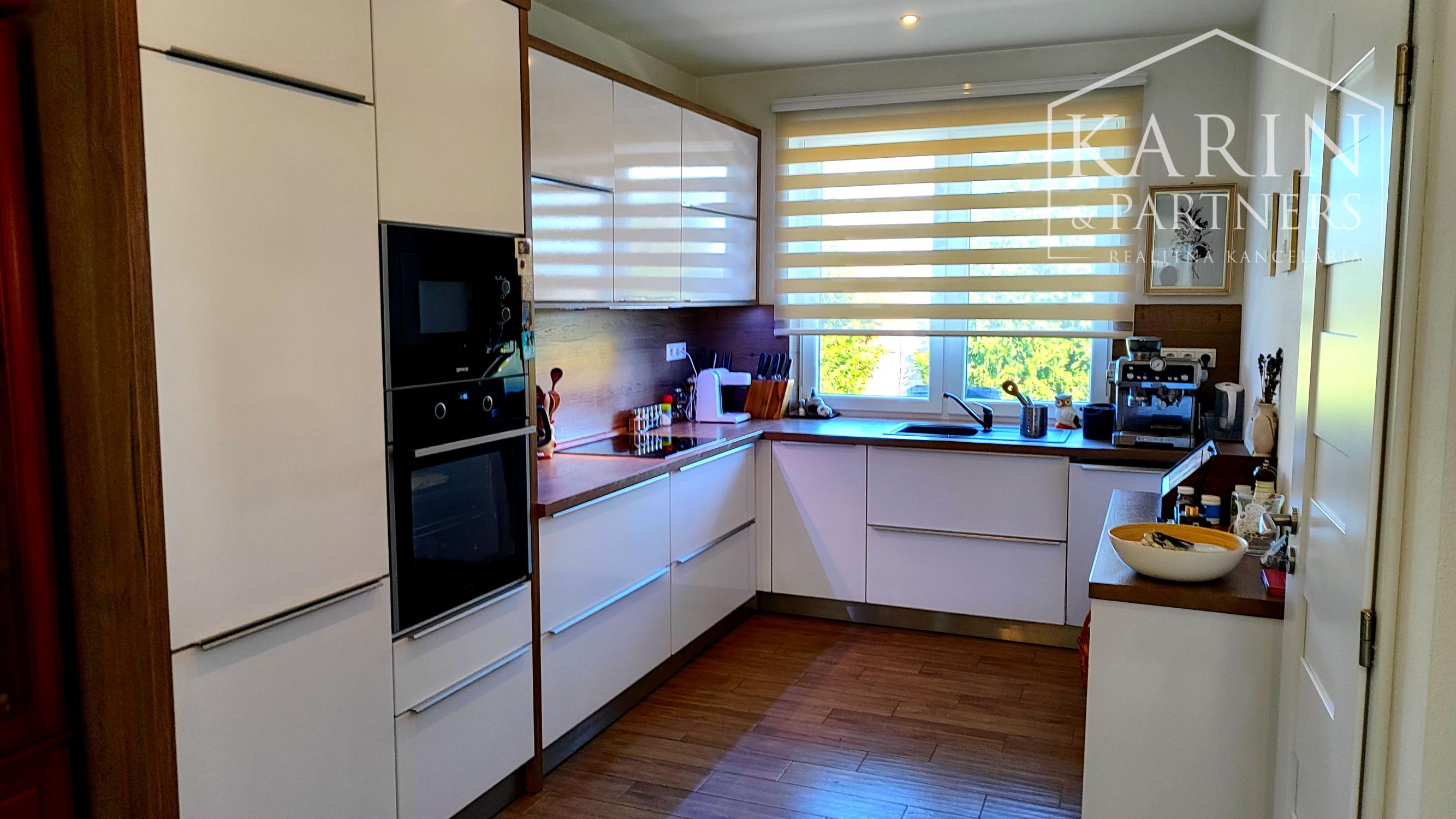 Na predaj novostavba rodinného domu s krásnym udržiavaným pozemkom, v súkromnou areáli, Dvory nad Žitavou