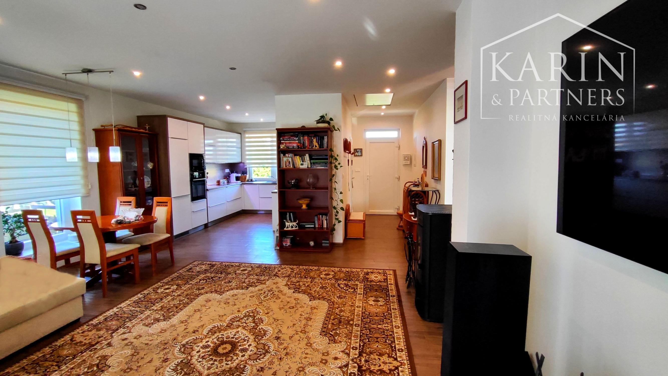 Na predaj novostavba rodinného domu s krásnym udržiavaným pozemkom, v súkromnou areáli, Dvory nad Žitavou