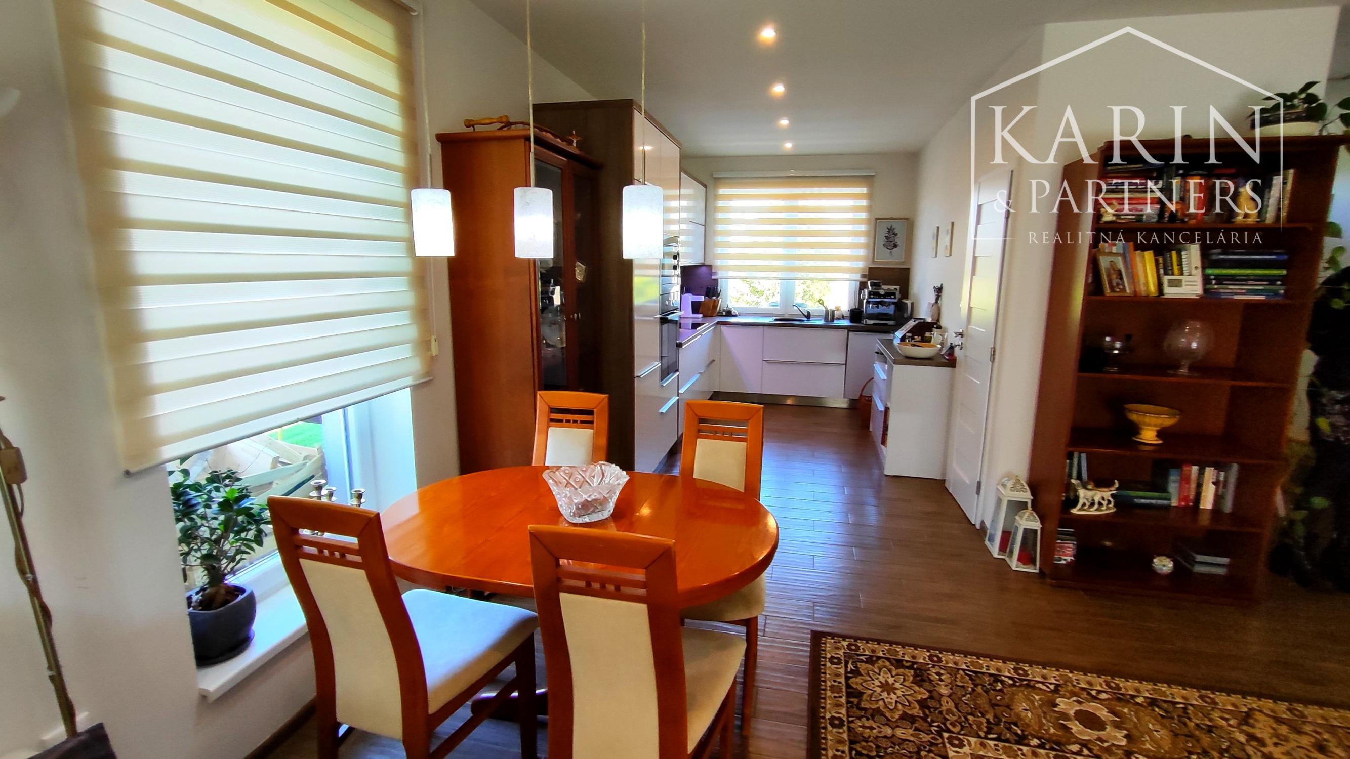 Na predaj novostavba rodinného domu s krásnym udržiavaným pozemkom, v súkromnou areáli, Dvory nad Žitavou