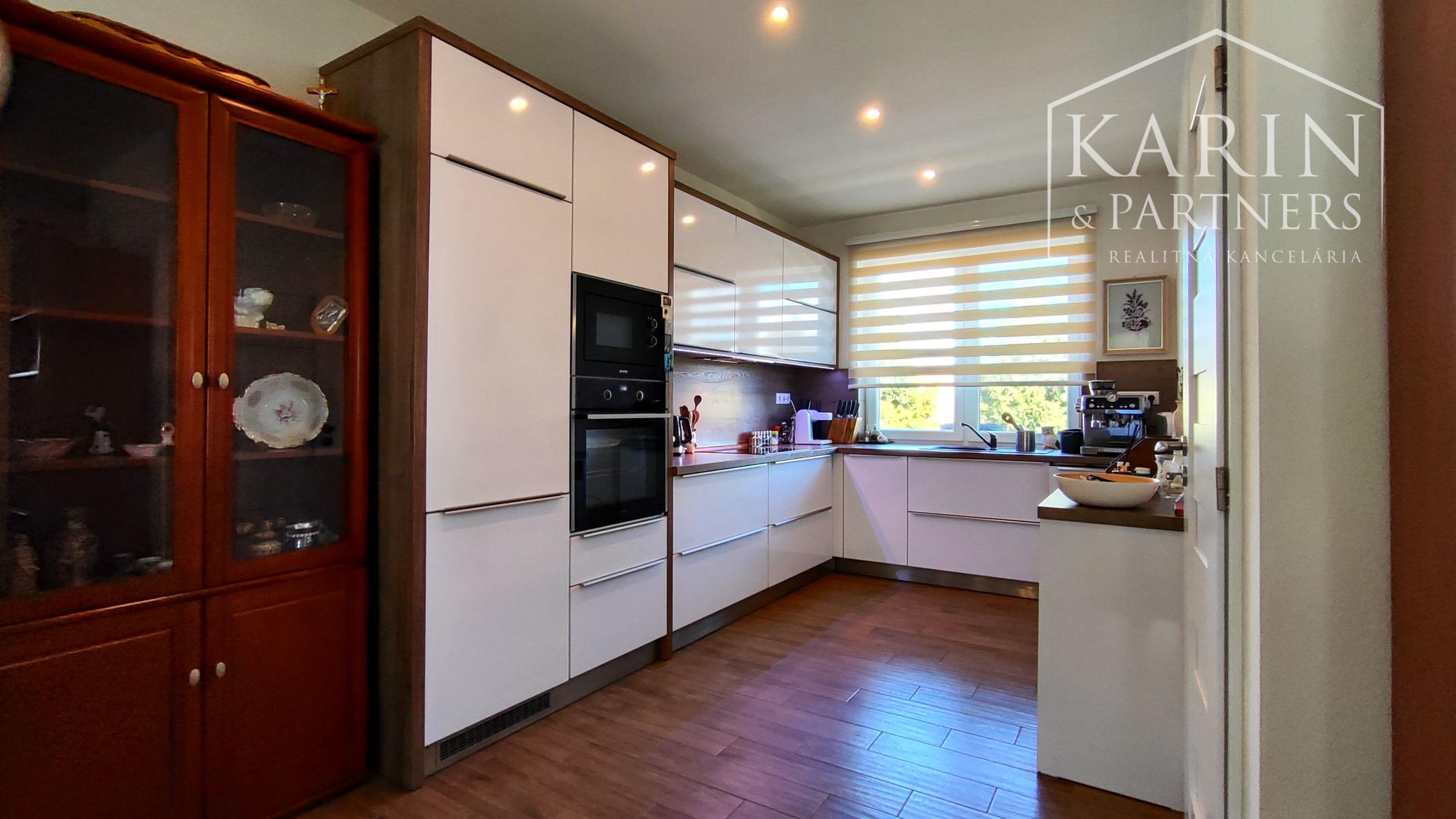 Na predaj novostavba rodinného domu s krásnym udržiavaným pozemkom, v súkromnou areáli, Dvory nad Žitavou