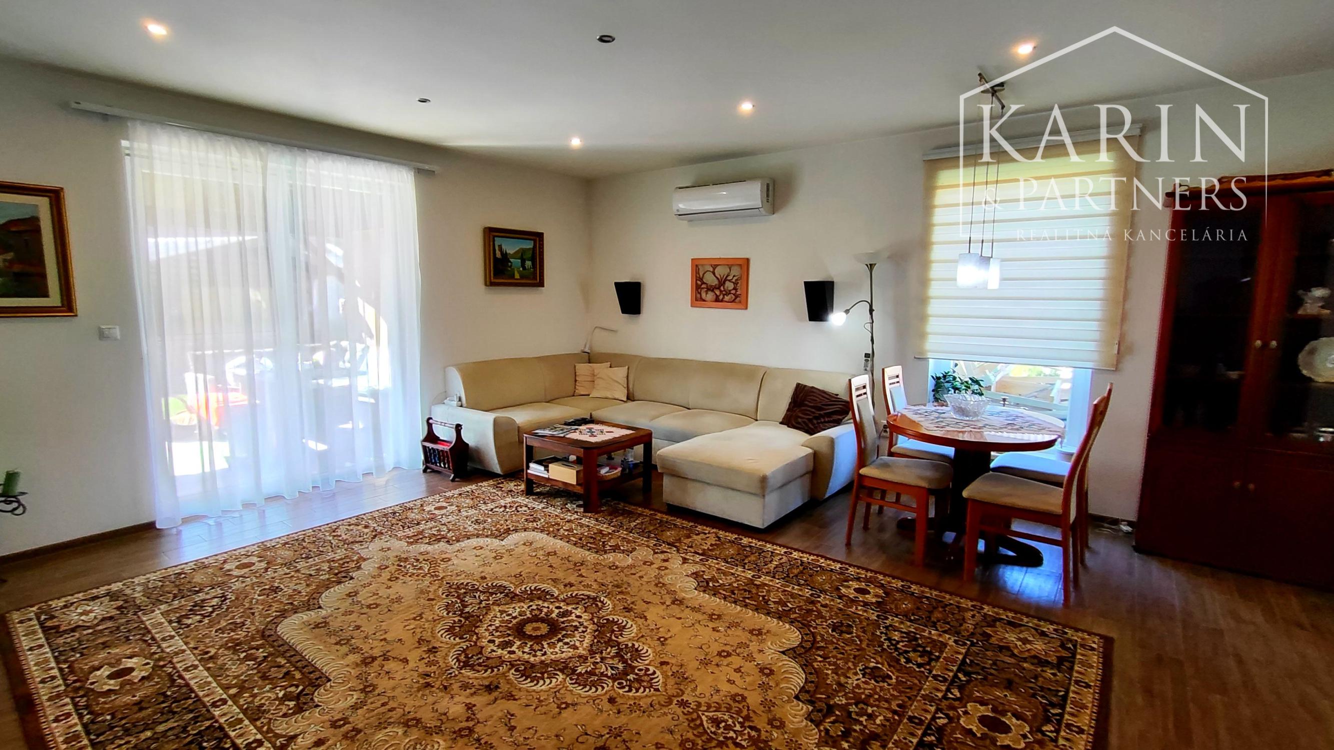 Na predaj novostavba rodinného domu s krásnym udržiavaným pozemkom, v súkromnou areáli, Dvory nad Žitavou