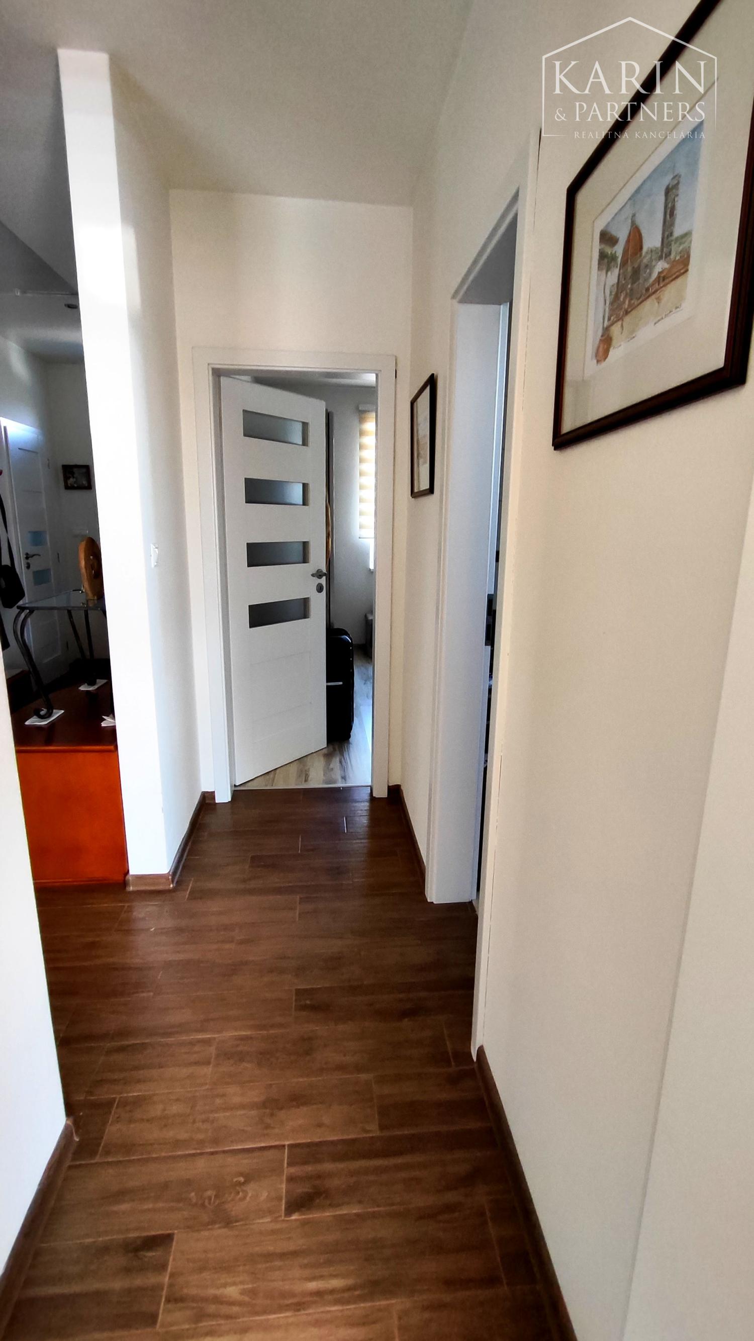 Na predaj novostavba rodinného domu s krásnym udržiavaným pozemkom, v súkromnou areáli, Dvory nad Žitavou