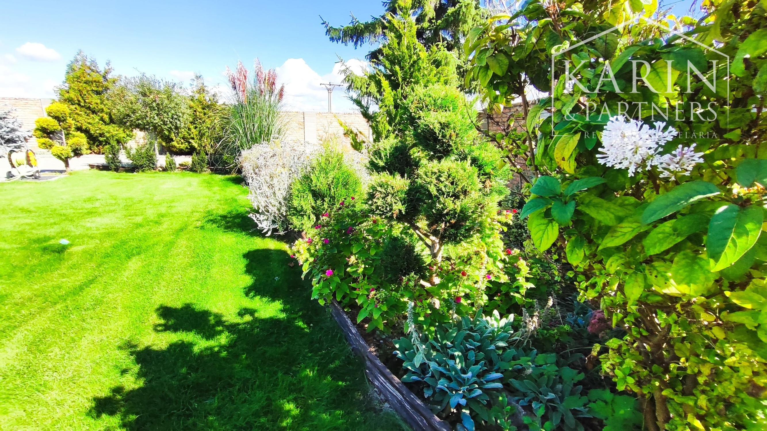 Na predaj novostavba rodinného domu s krásnym udržiavaným pozemkom, v súkromnou areáli, Dvory nad Žitavou