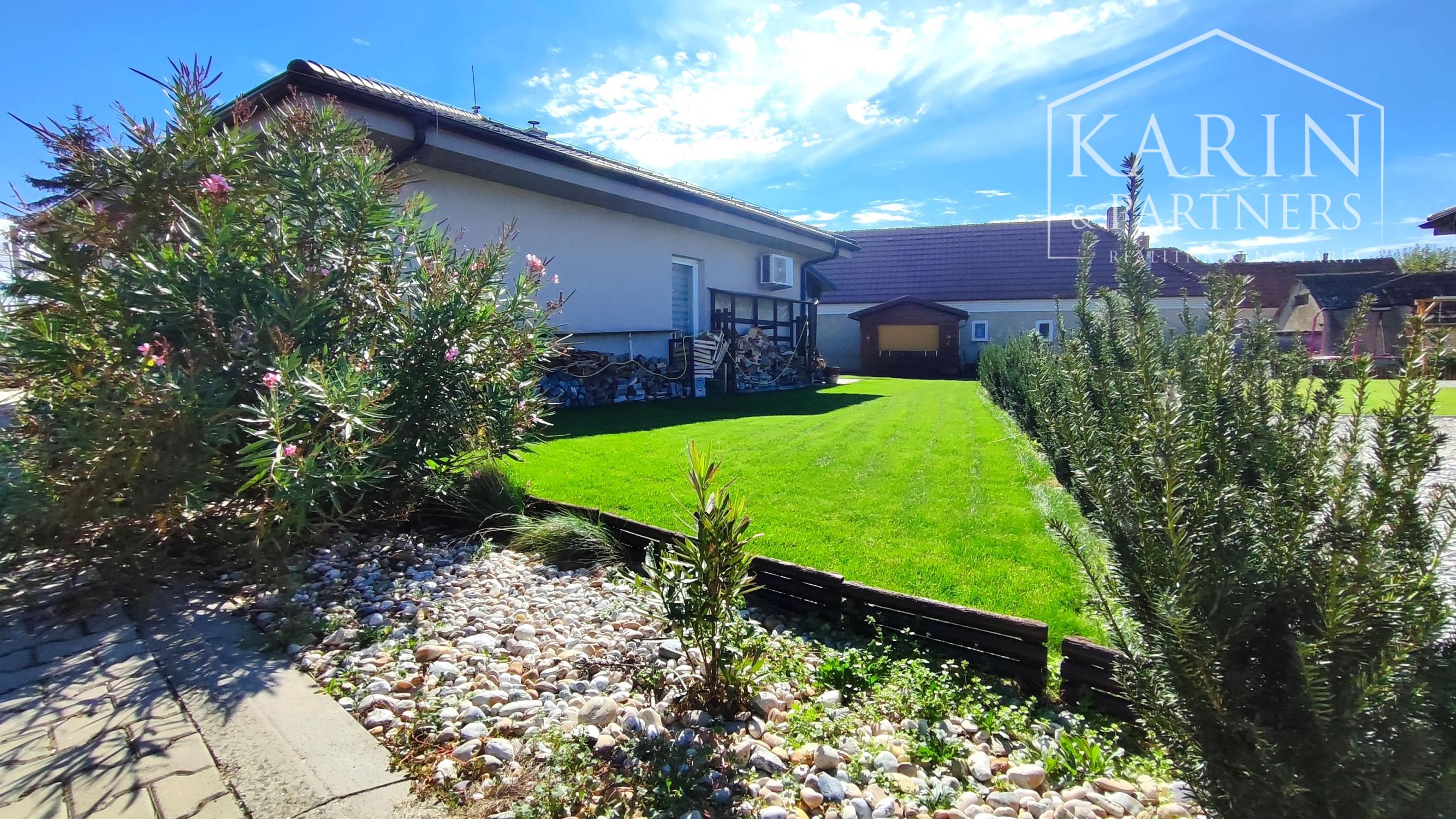 Na predaj novostavba rodinného domu s krásnym udržiavaným pozemkom, v súkromnou areáli, Dvory nad Žitavou