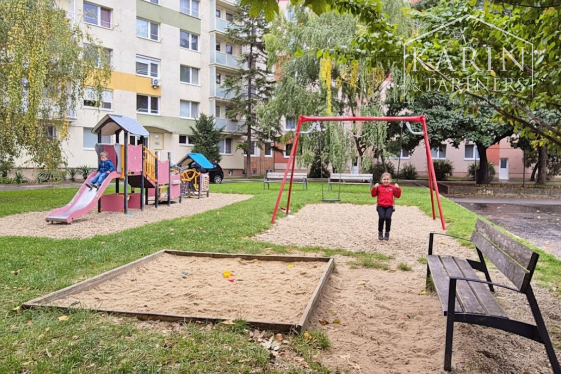 Súrne hľadám 2-izb byt s balkónom na ul. A. Kubinu v Trnave