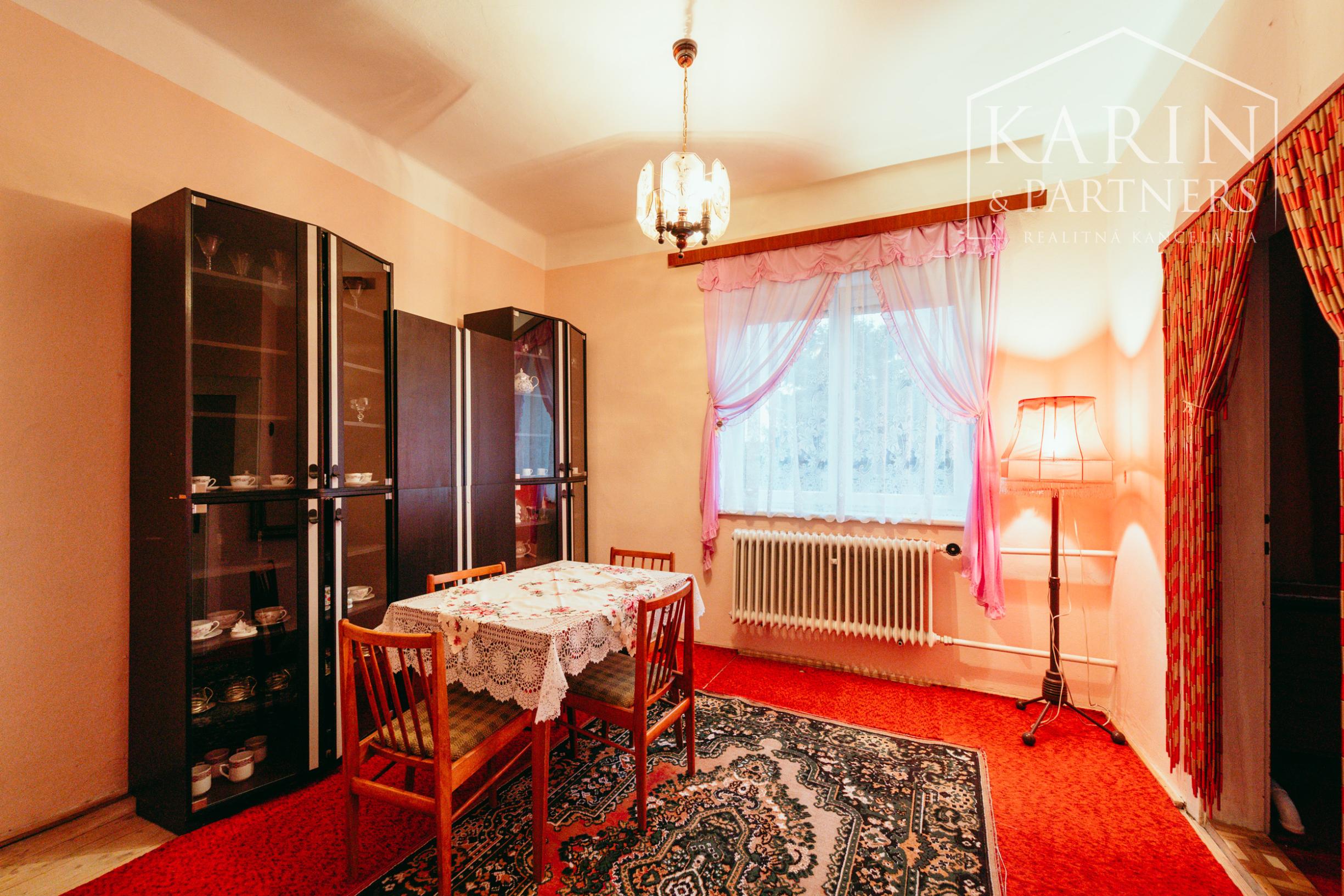 5i rodinný dom v pôvodnom stave pri lese v meste Šaštín-Stráže