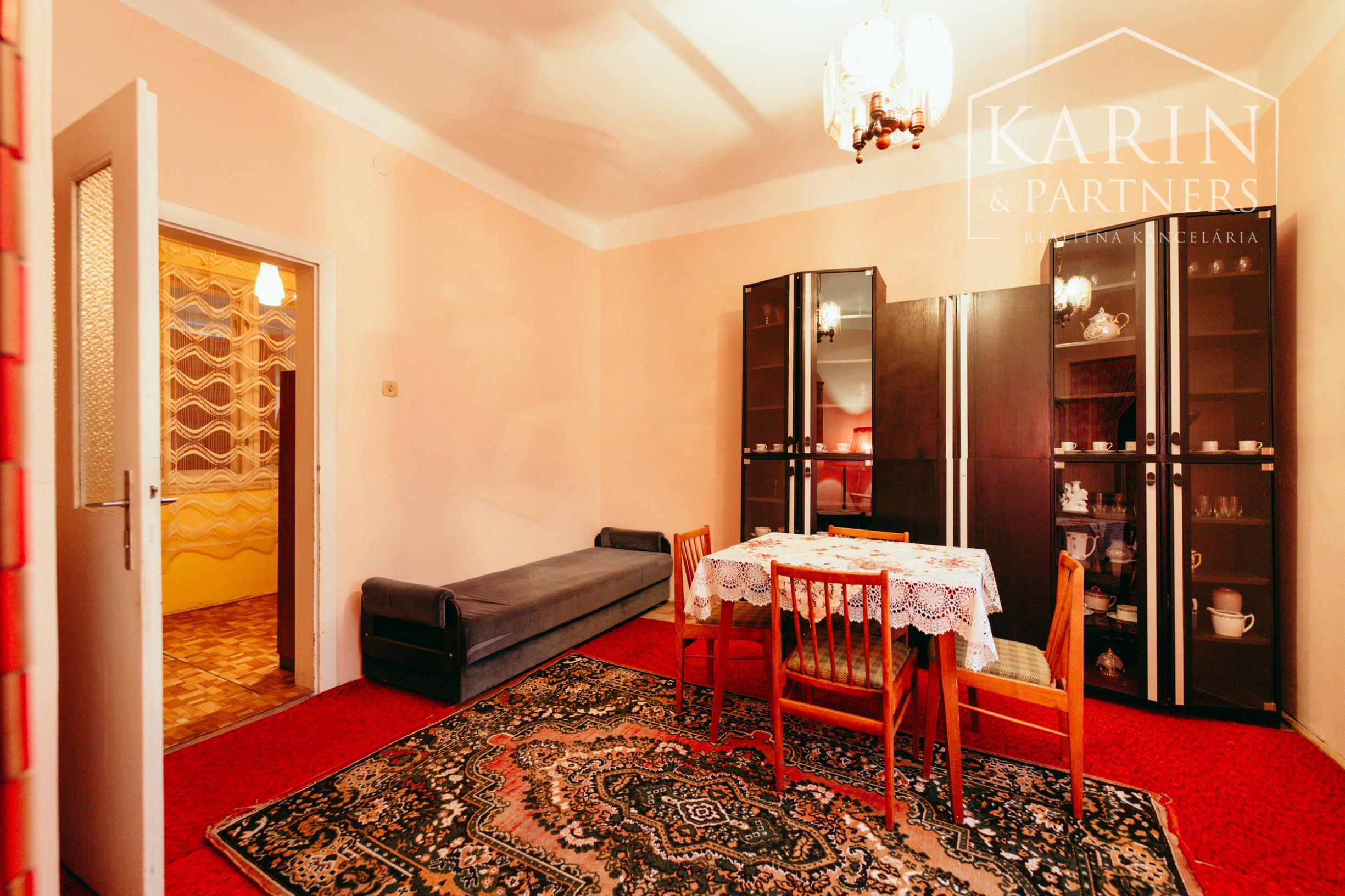 5i rodinný dom v pôvodnom stave pri lese v meste Šaštín-Stráže