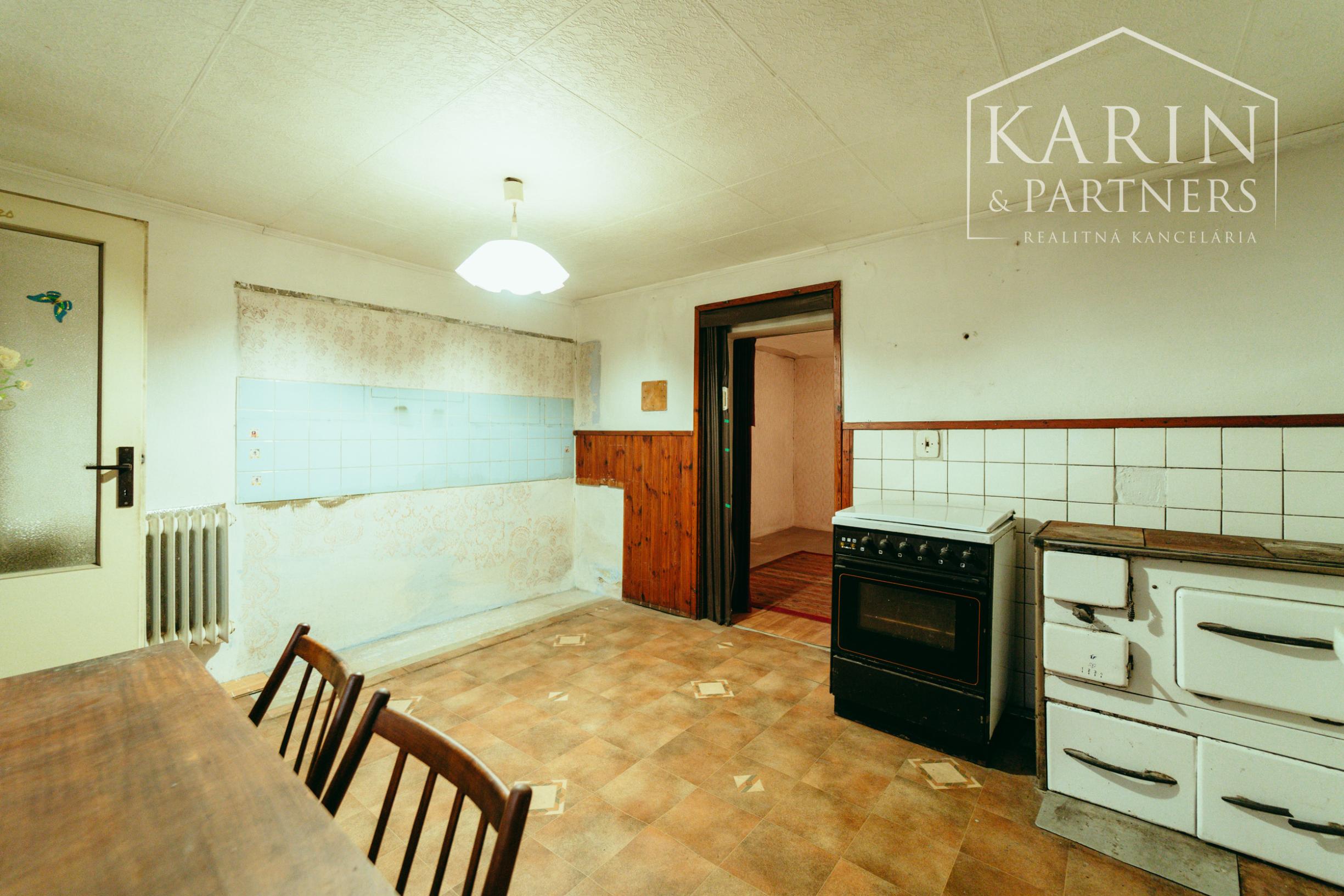 5i rodinný dom v pôvodnom stave pri lese v meste Šaštín-Stráže