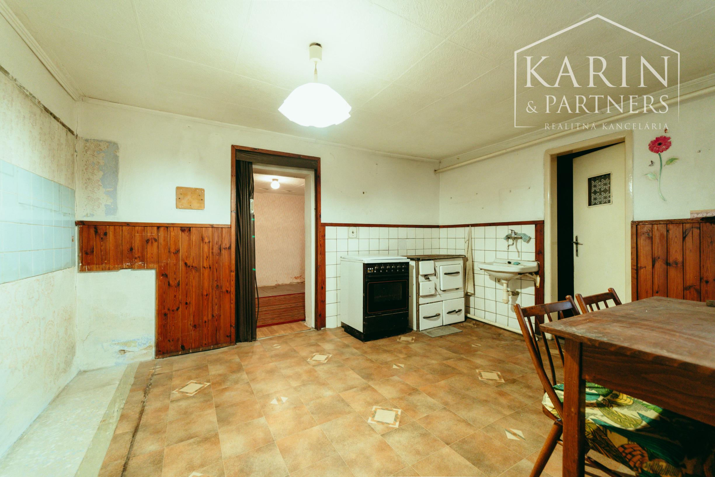 5i rodinný dom v pôvodnom stave pri lese v meste Šaštín-Stráže