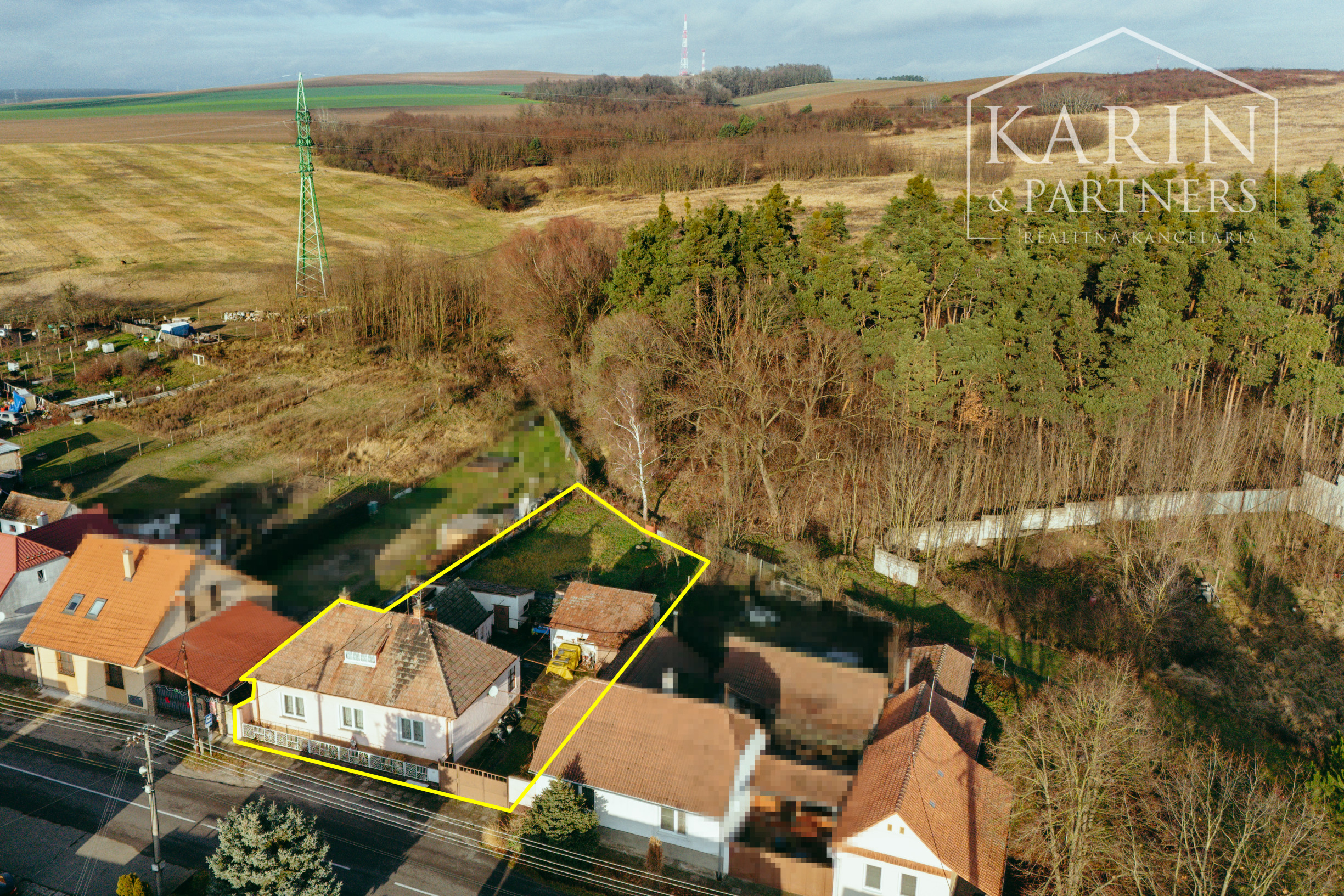 5i rodinný dom v pôvodnom stave pri lese v meste Šaštín-Stráže