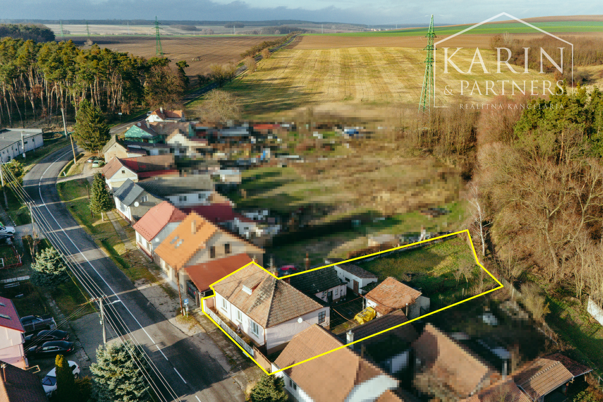 5i rodinný dom v pôvodnom stave pri lese v meste Šaštín-Stráže