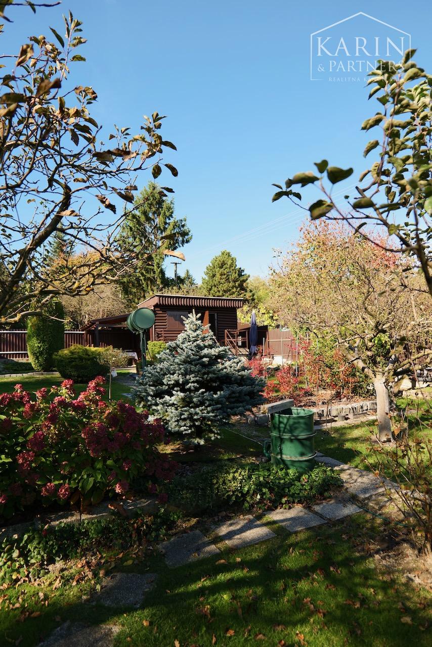 Stavebný pozemok Rača 399 m² – tichá lokalita pri lese, Pekná cesta, Bratislava