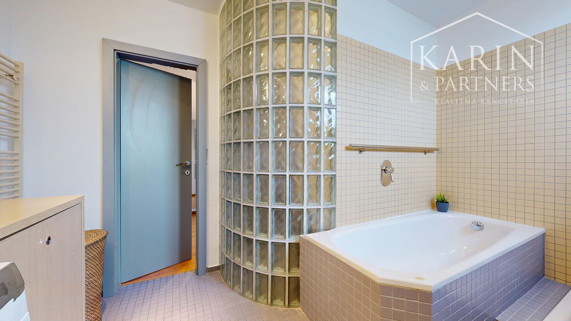 KOMPLETNE ŠTÝLOVO ZARIADENÝ 3I BYT S LODŽIOU A BALKÓNOM