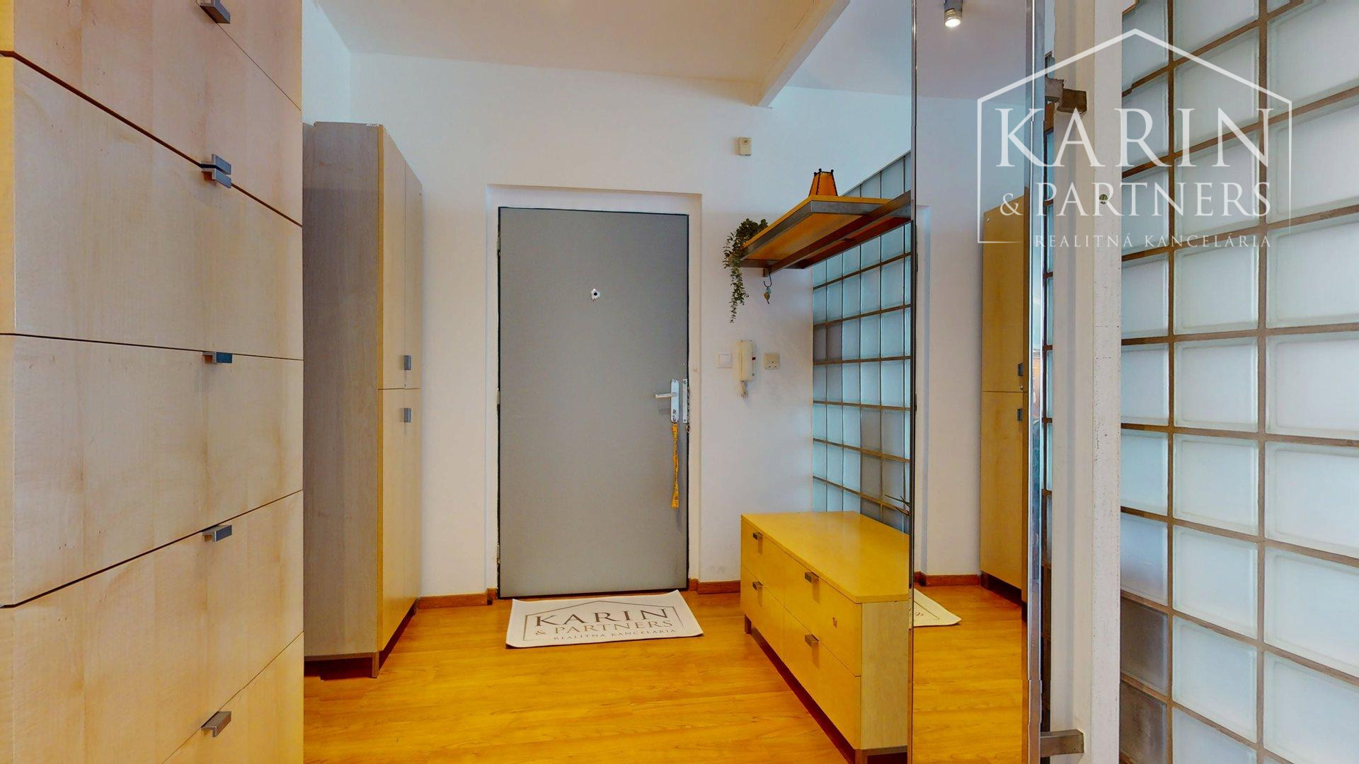 KOMPLETNE ŠTÝLOVO ZARIADENÝ 3I BYT S LODŽIOU A BALKÓNOM