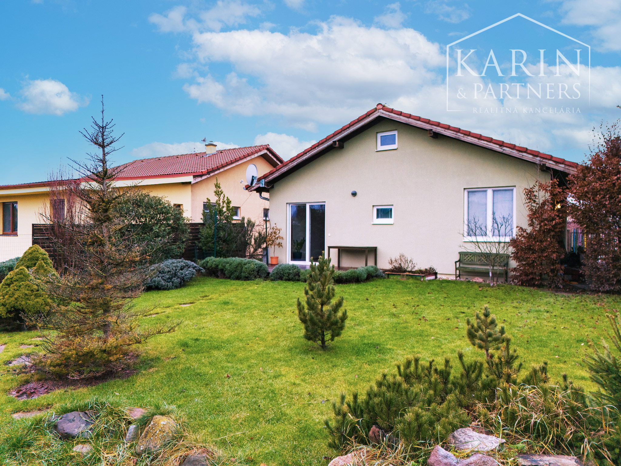 REZERVOVANÝ 3I RODINNÝ DOM S ROZĽAHOU ZÁHRADOU V POKOJNEJ LOKALITE