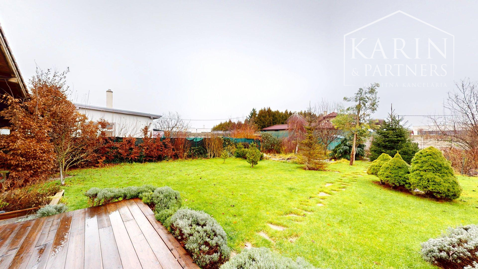 REZERVOVANÝ 3I RODINNÝ DOM S ROZĽAHOU ZÁHRADOU V POKOJNEJ LOKALITE