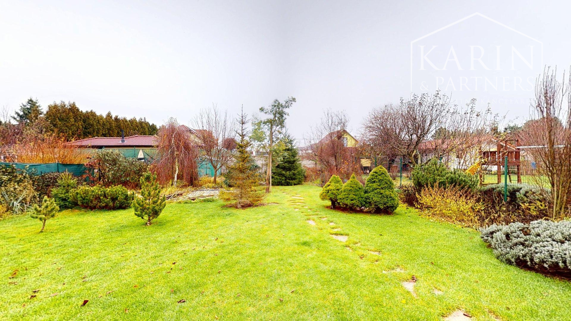 REZERVOVANÝ 3I RODINNÝ DOM S ROZĽAHOU ZÁHRADOU V POKOJNEJ LOKALITE