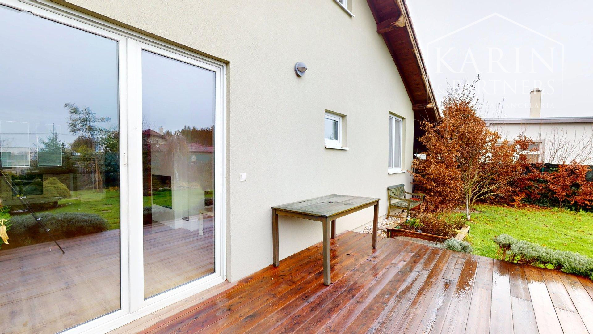 REZERVOVANÝ 3I RODINNÝ DOM S ROZĽAHOU ZÁHRADOU V POKOJNEJ LOKALITE