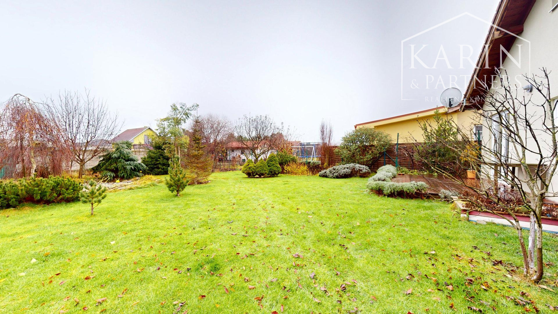 REZERVOVANÝ 3I RODINNÝ DOM S ROZĽAHOU ZÁHRADOU V POKOJNEJ LOKALITE